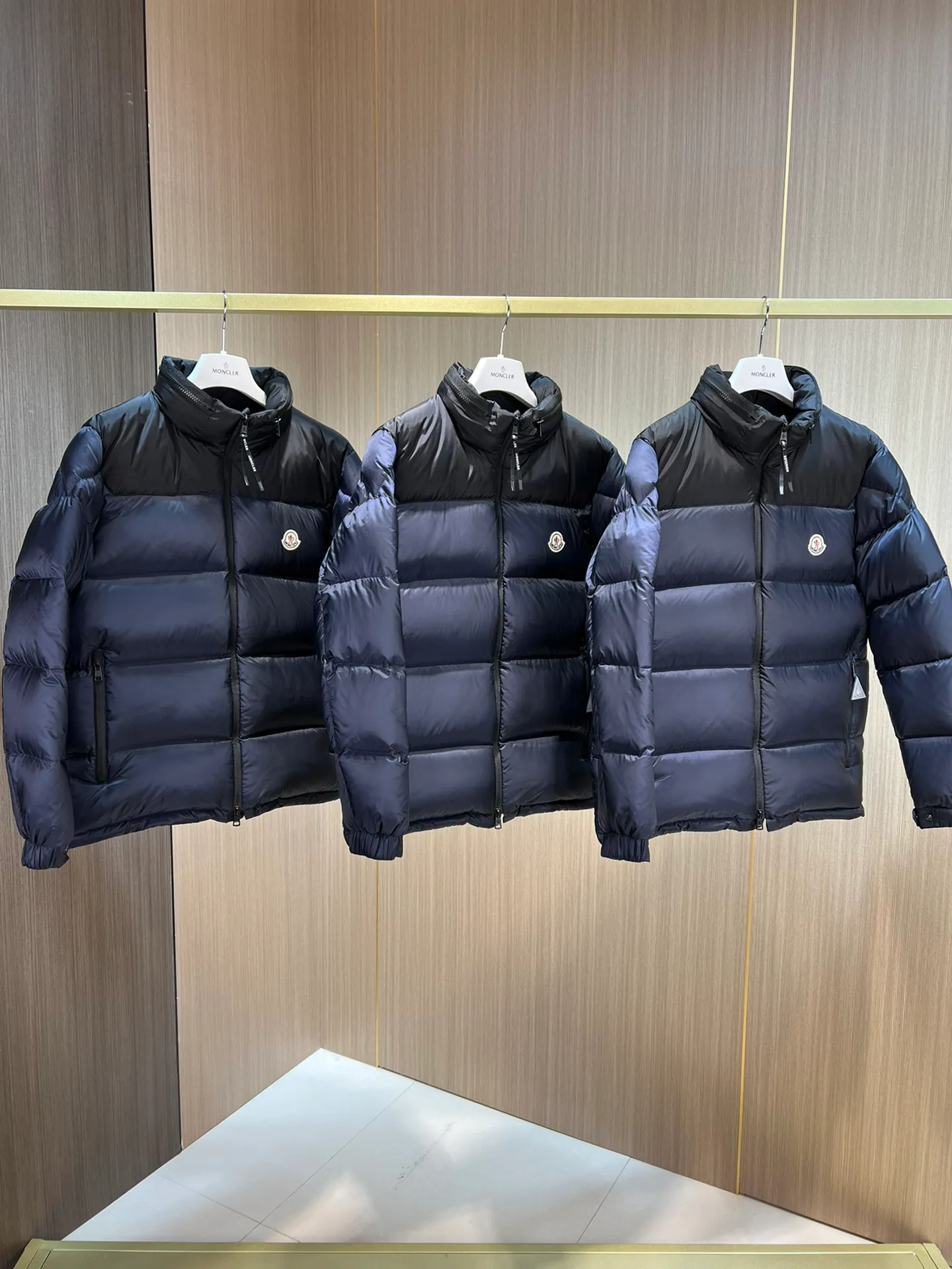 P900 ❤❤2023 latest fashionable mask Liu Haoran's same style jacket fabric is imported from South Korea🇰🇷, waterproof, windproof and lightweight🐮‼ ️, so the fabric will be as soft as expected🤓🤓The sleeves are equipped with iconic Moncler logo invisible zippers👏🏼, the hat is not removable🧢, and the small zipper of the hat feels very handsome~, echoing the brand's DNA‼ ️. Elastic threaded cuffs, warm and comfortable. ☺️☺️The cold protection index is minus 15-25℃🥶It is enough to wear in the winter of minus 20℃ in Toronto! ! ! Provide you with the best protection in cold weather. 🥳