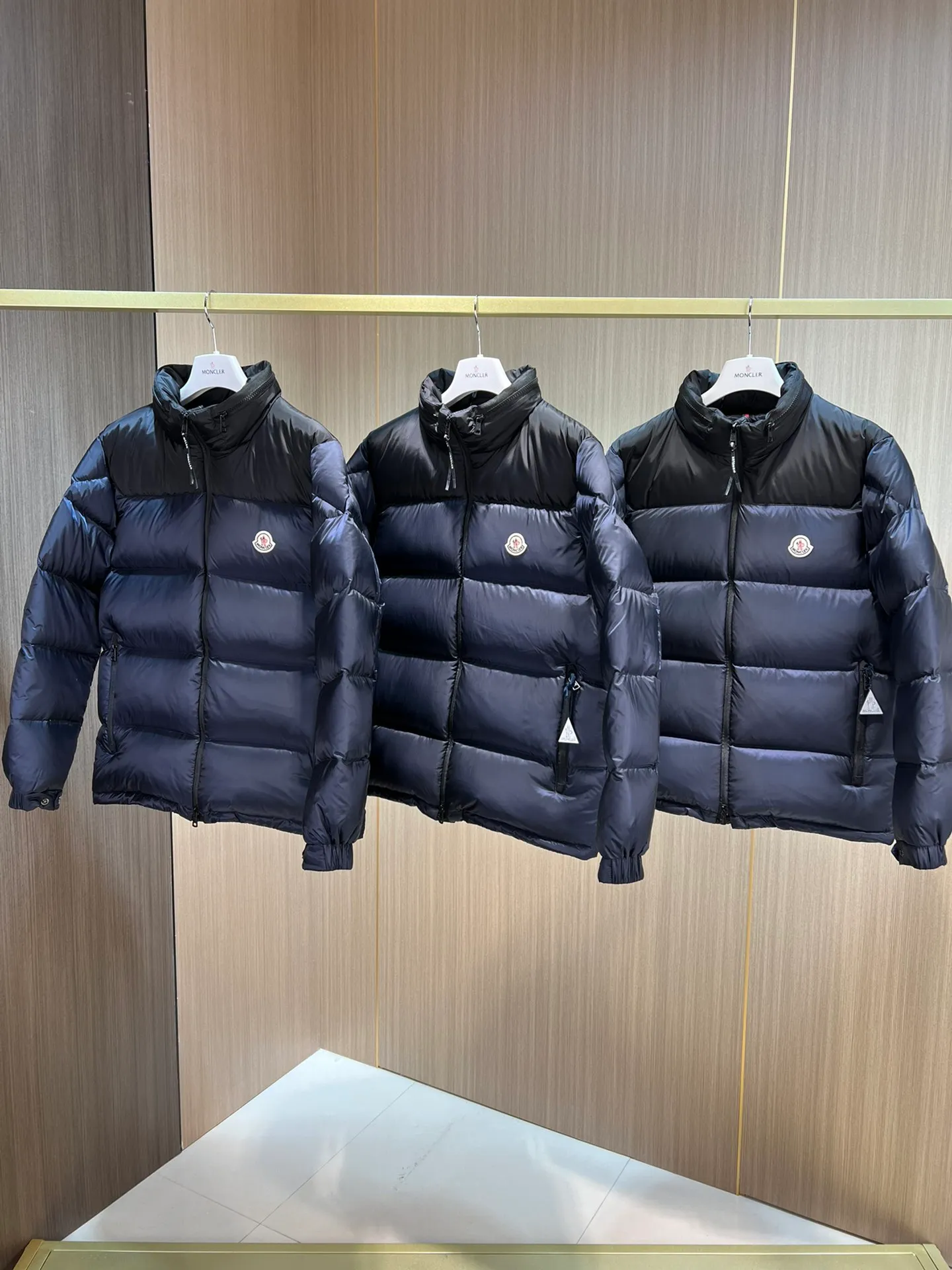 P900 ❤❤2023 latest fashionable mask Liu Haoran's same style jacket fabric is imported from South Korea🇰🇷, waterproof, windproof and lightweight🐮‼ ️, so the fabric will be as soft as expected🤓🤓The sleeves are equipped with iconic Moncler logo invisible zippers👏🏼, the hat is not removable🧢, and the small zipper of the hat feels very handsome~, echoing the brand's DNA‼ ️. Elastic threaded cuffs, warm and comfortable. ☺️☺️The cold protection index is minus 15-25℃🥶It is enough to wear in the winter of minus 20℃ in Toronto! ! ! Provide you with the best protection in cold weather. 🥳