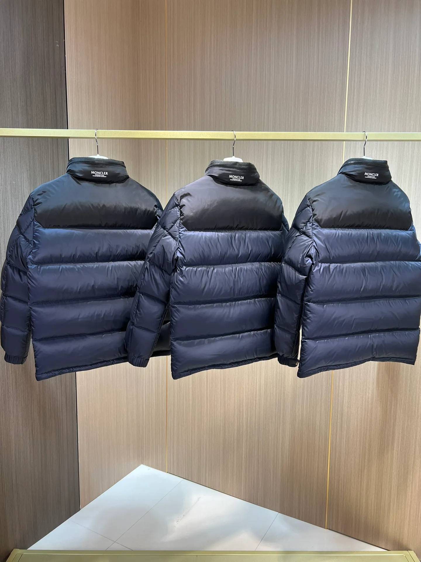 P900 ❤❤2023 latest fashionable mask Liu Haoran's same style jacket fabric is imported from South Korea🇰🇷, waterproof, windproof and lightweight🐮‼ ️, so the fabric will be as soft as expected🤓🤓The sleeves are equipped with iconic Moncler logo invisible zippers👏🏼, the hat is not removable🧢, and the small zipper of the hat feels very handsome~, echoing the brand's DNA‼ ️. Elastic threaded cuffs, warm and comfortable. ☺️☺️The cold protection index is minus 15-25℃🥶It is enough to wear in the winter of minus 20℃ in Toronto! ! ! Provide you with the best protection in cold weather. 🥳