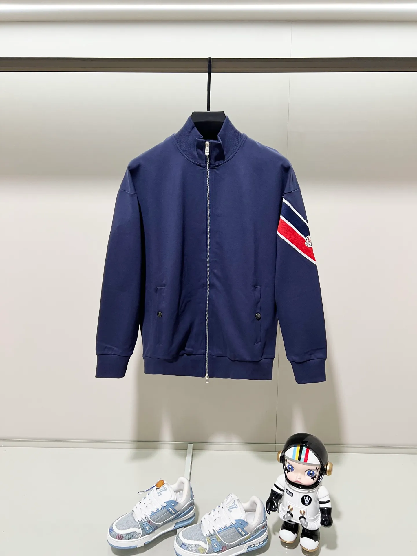 P270 MONCLER/Mask Custom fabric suit zipper jacket Red and blue ribbon splicing design brand Zhangzi LOGO process Official synchronization High version High quality Fashion personality Versatile trend Pure original quality Original fabric Hang tag Collar label Washed wheat Complete three standards Color: blue. Gray. Size: S-2XL