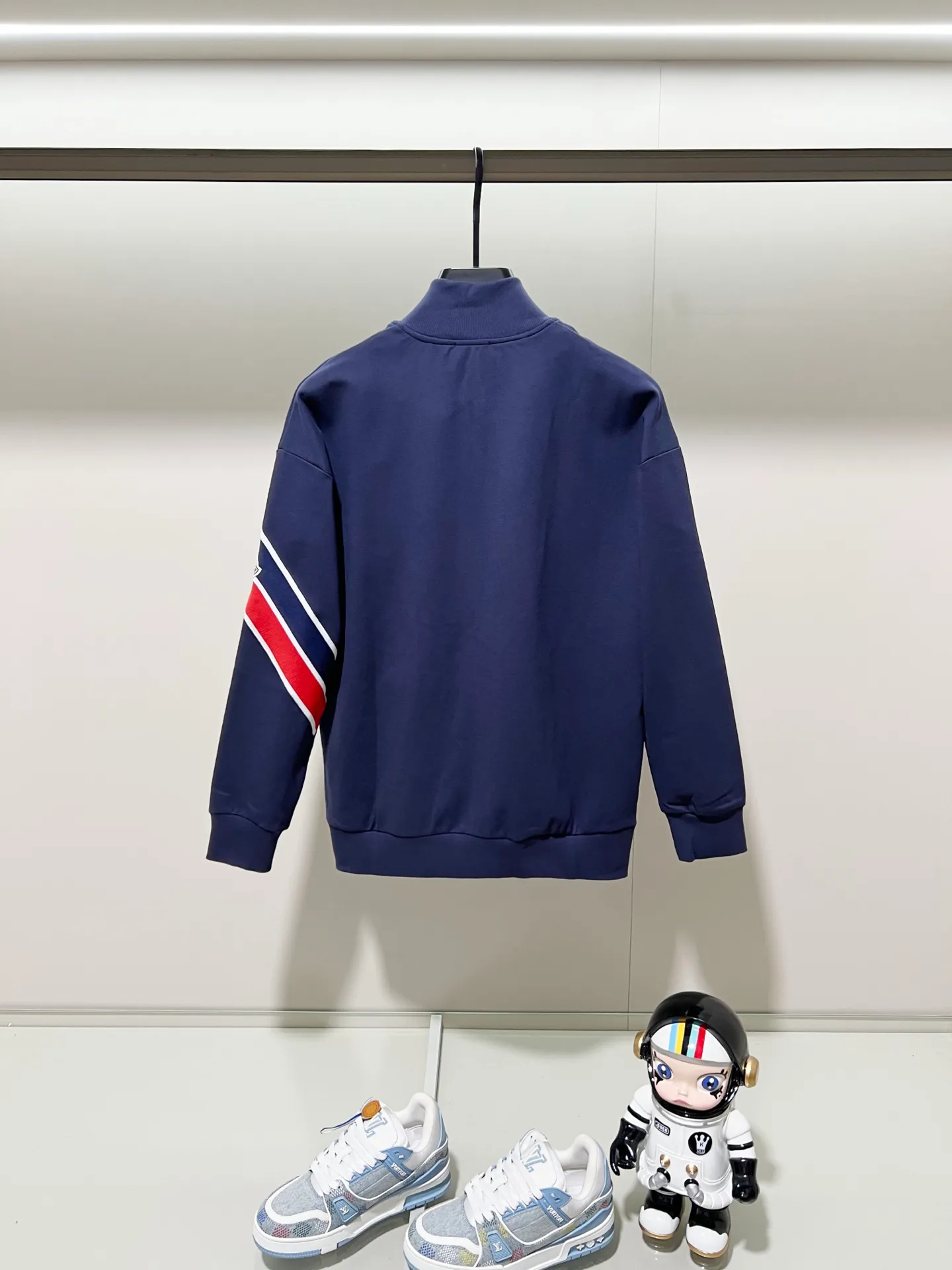 P270 MONCLER/Mask Custom fabric suit zipper jacket Red and blue ribbon splicing design brand Zhangzi LOGO process Official synchronization High version High quality Fashion personality Versatile trend Pure original quality Original fabric Hang tag Collar label Washed wheat Complete three standards Color: blue. Gray. Size: S-2XL