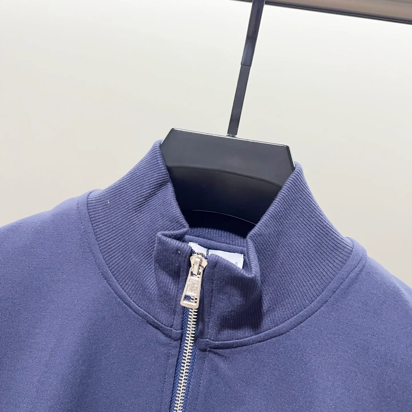 P270 MONCLER/Mask Custom fabric suit zipper jacket Red and blue ribbon splicing design brand Zhangzi LOGO process Official synchronization High version High quality Fashion personality Versatile trend Pure original quality Original fabric Hang tag Collar label Washed wheat Complete three standards Color: blue. Gray. Size: S-2XL