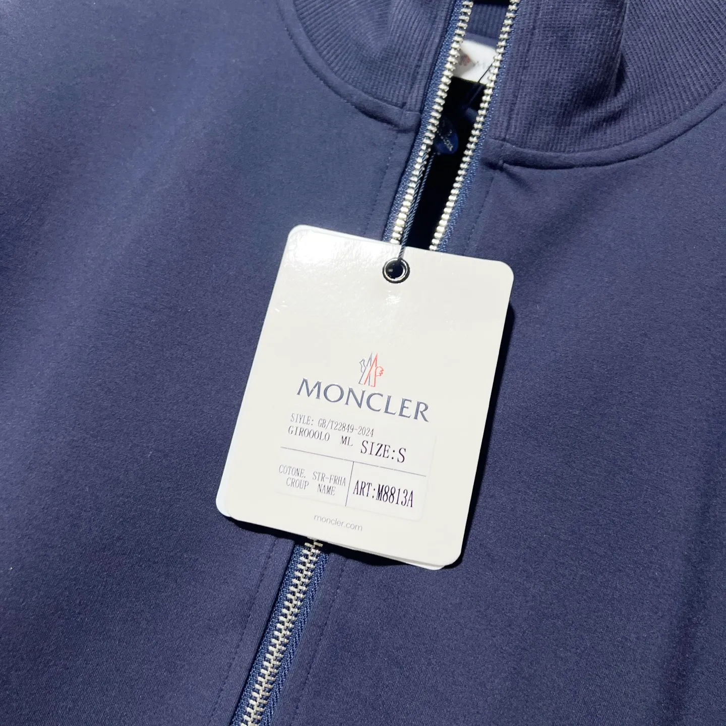 P270 MONCLER/Mask Custom fabric suit zipper jacket Red and blue ribbon splicing design brand Zhangzi LOGO process Official synchronization High version High quality Fashion personality Versatile trend Pure original quality Original fabric Hang tag Collar label Washed wheat Complete three standards Color: blue. Gray. Size: S-2XL
