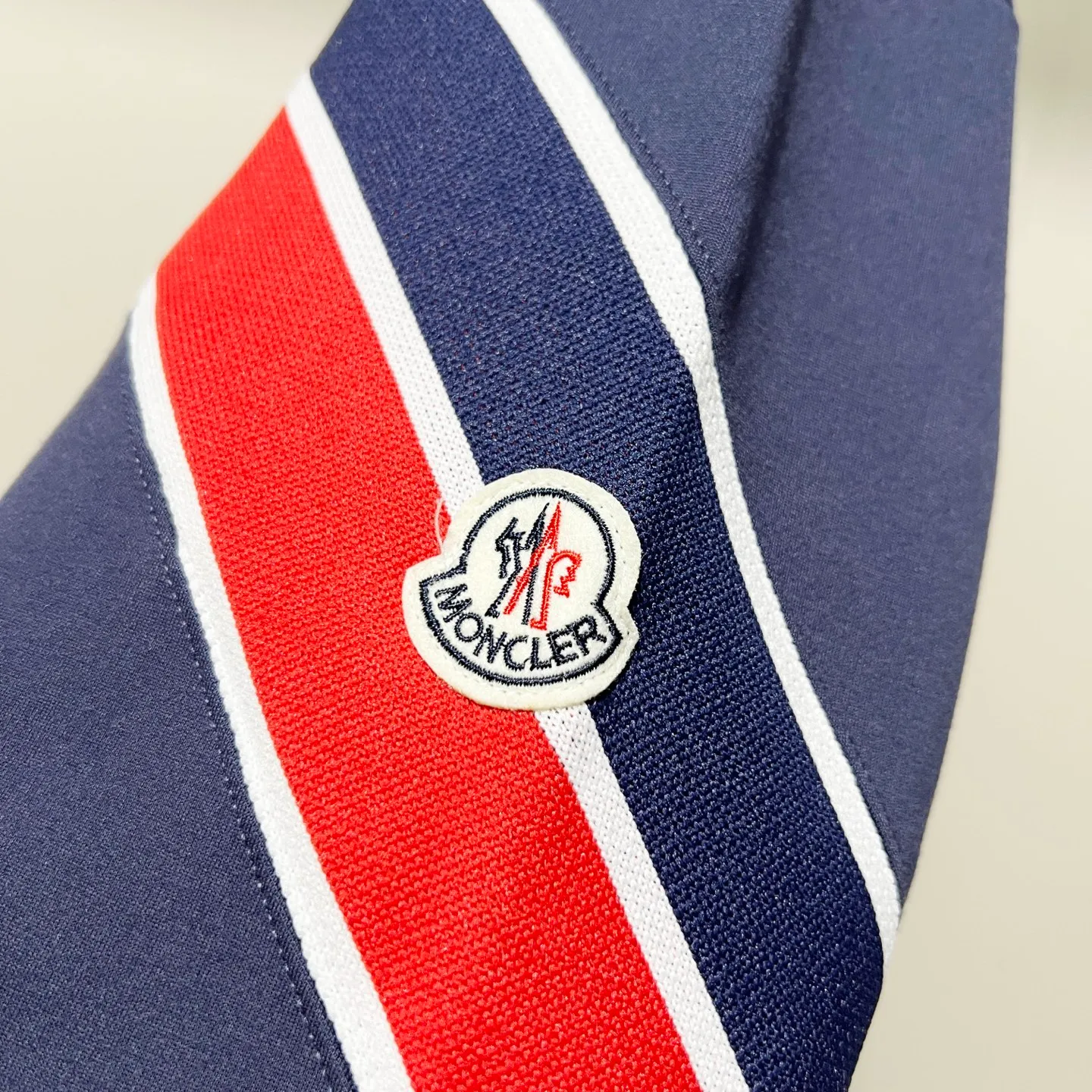 P270 MONCLER/Mask Custom fabric suit zipper jacket Red and blue ribbon splicing design brand Zhangzi LOGO process Official synchronization High version High quality Fashion personality Versatile trend Pure original quality Original fabric Hang tag Collar label Washed wheat Complete three standards Color: blue. Gray. Size: S-2XL