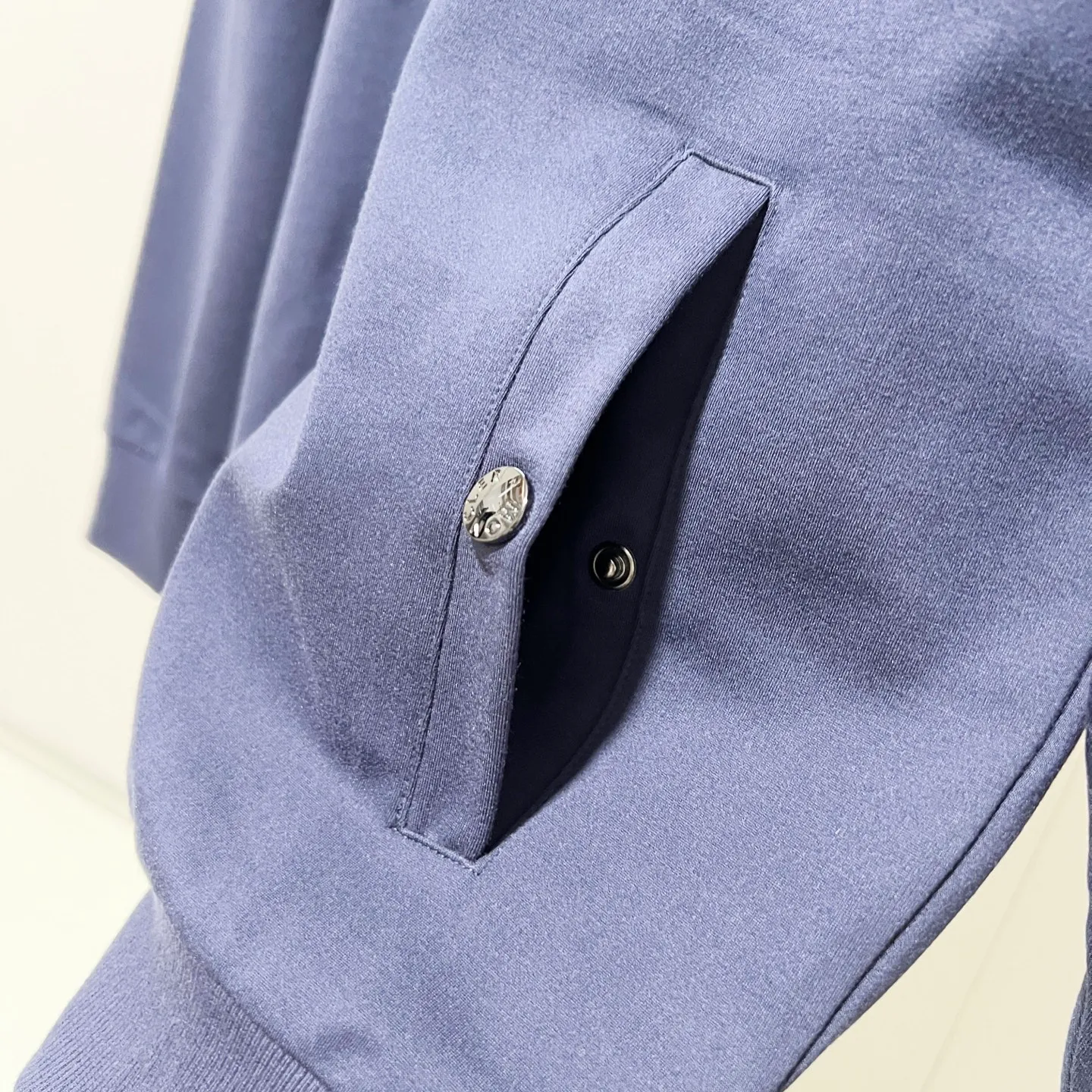 P270 MONCLER/Mask Custom fabric suit zipper jacket Red and blue ribbon splicing design brand Zhangzi LOGO process Official synchronization High version High quality Fashion personality Versatile trend Pure original quality Original fabric Hang tag Collar label Washed wheat Complete three standards Color: blue. Gray. Size: S-2XL