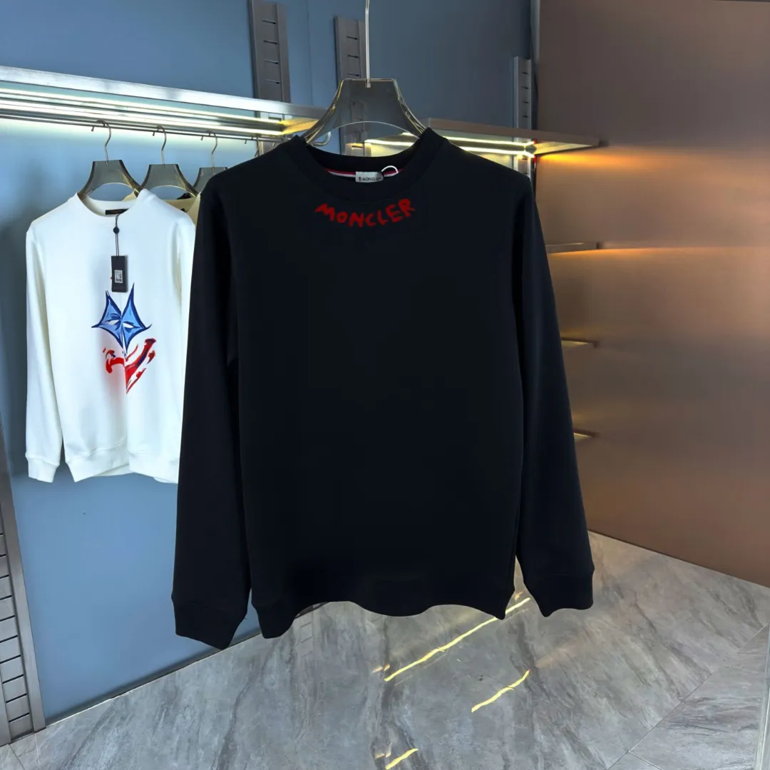 P210 high version sweatshirt) 📦With exclusive picture packaging📦 [Long-term ready stock] Upgraded version "Mobile phone smart sensor ~ NFC chip armband ~ Direct access to the official website anti-counterfeiting" 〖 𝐌𝐎𝐍𝐂𝐋𝐄𝐑 ~ Mouth covering〗 2025 new high quality, using 450g heavyweight fabric Different from the market currency, you can mix and match everything at will and you will be handsome😎The whole clothes is made of double waistcoats. The double waistcoats make the whole dress more three-dimensional. It is not an ordinary factory that can do such fine work. 2025 autumn and winter new style, on sale at the counter, exquisite printed round neck terry sweatshirt. High-end double-ply cotton. Customized stretch ribs are dyed in the same vat. Three standards are complete. It is matched with digital printing patterns and is very breathable. Same style for men and women. Color: black, white, apricot. Size: S M L XL 2XL