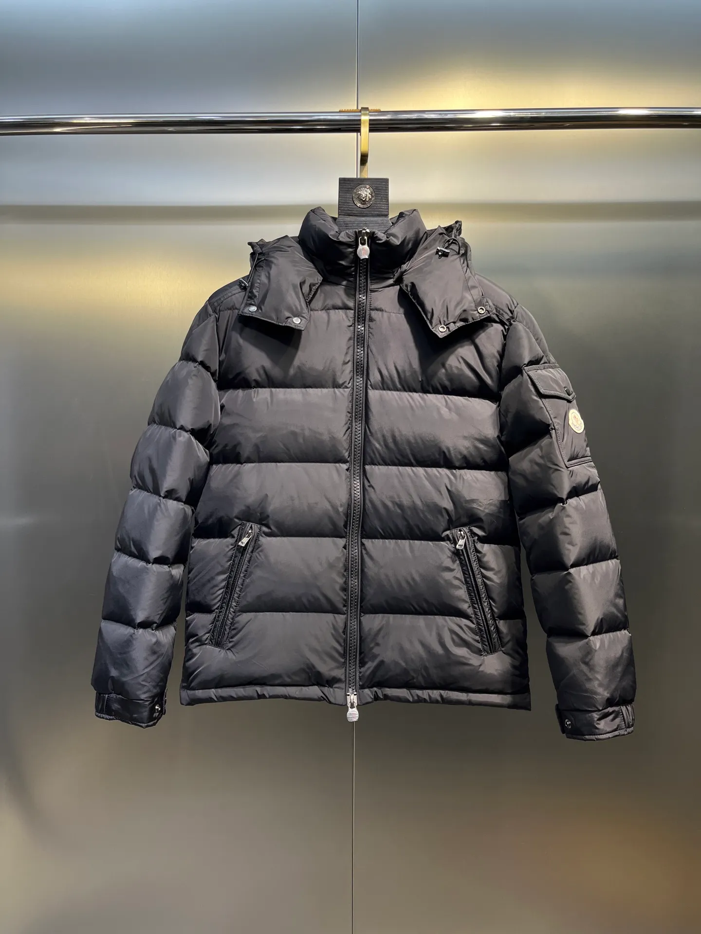 P820 ​​Moncler 🌟Mouth Mouth New Autumn and Winter Matte Classic Maya! Official website synchronized 🈶sale! Yuhuang's century-old evergreen series of products! The latest product from Mayan culture! 90 down filling, the fullness of the down can be seen with the naked eye. Disassembled, the fabric is soft and textured. It continues to be a hot seller, and the upper body is lighter and more comfortable. Color: black green yellow size: 12345