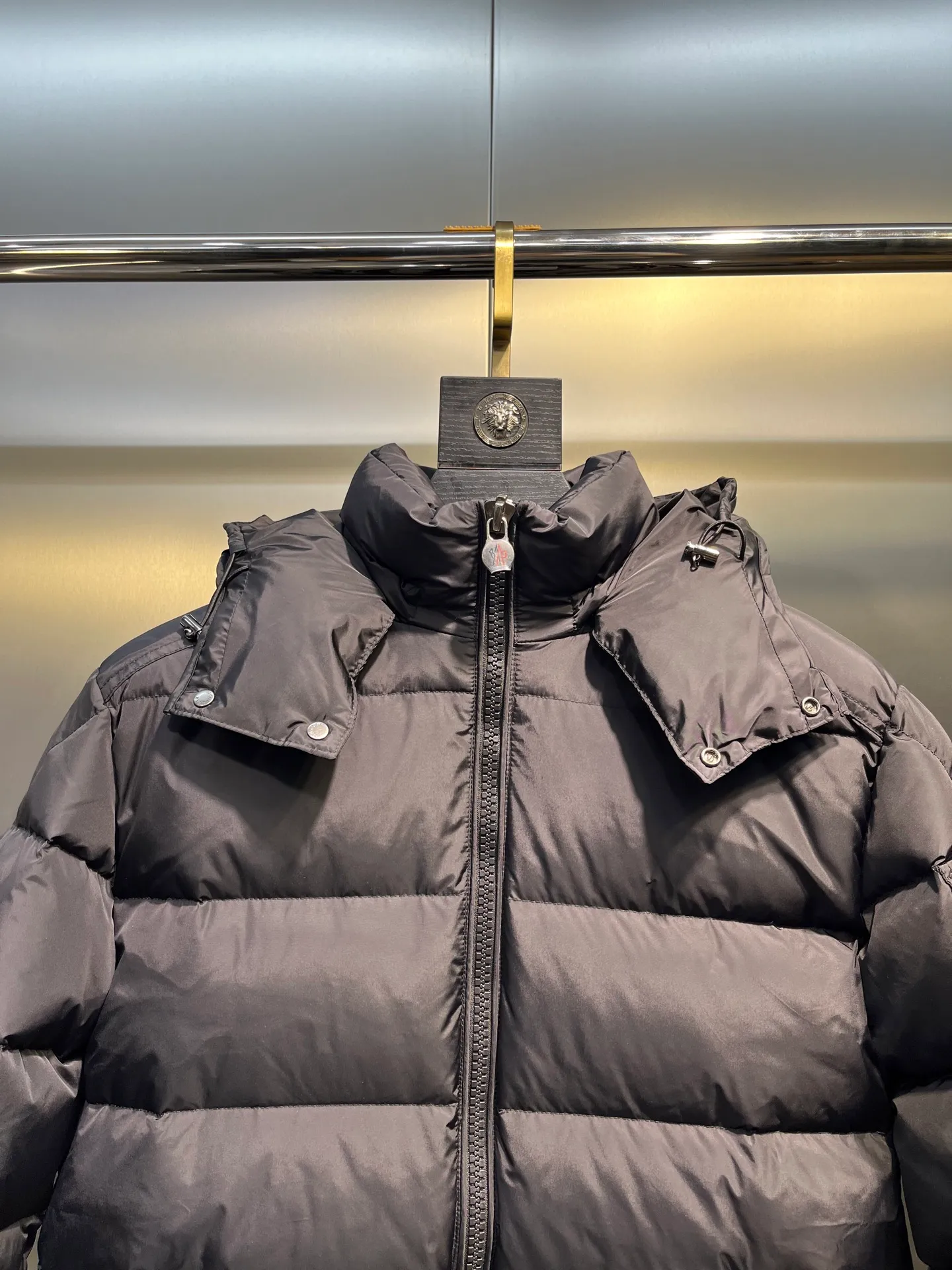 P820 ​​Moncler 🌟Mouth Mouth New Autumn and Winter Matte Classic Maya! Official website synchronized 🈶sale! Yuhuang's century-old evergreen series of products! The latest product from Mayan culture! 90 down filling, the fullness of the down can be seen with the naked eye. Disassembled, the fabric is soft and textured. It continues to be a hot seller, and the upper body is lighter and more comfortable. Color: black green yellow size: 12345