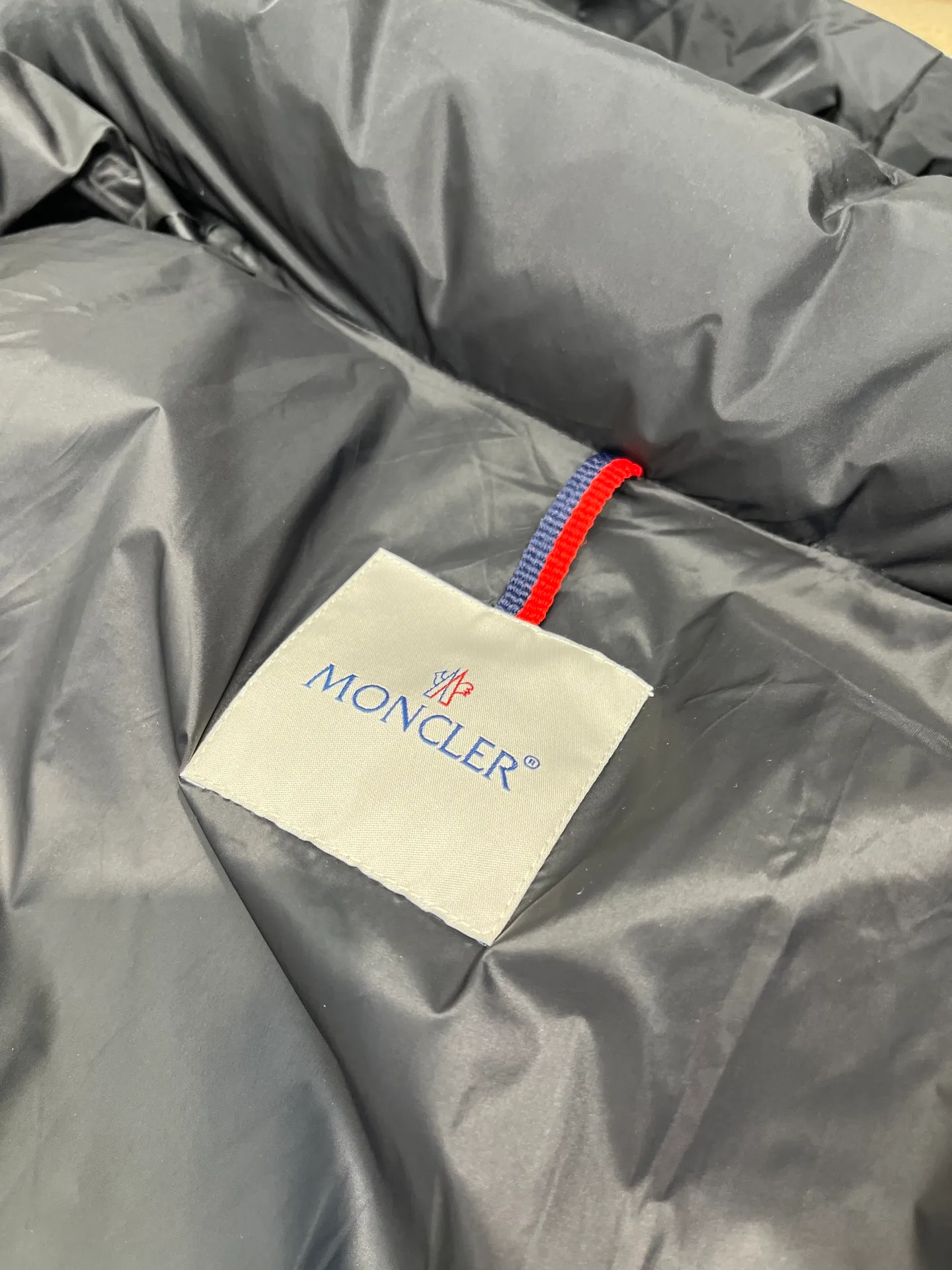 P820 ​​Moncler 🌟Mouth Mouth New Autumn and Winter Matte Classic Maya! Official website synchronized 🈶sale! Yuhuang's century-old evergreen series of products! The latest product from Mayan culture! 90 down filling, the fullness of the down can be seen with the naked eye. Disassembled, the fabric is soft and textured. It continues to be a hot seller, and the upper body is lighter and more comfortable. Color: black green yellow size: 12345