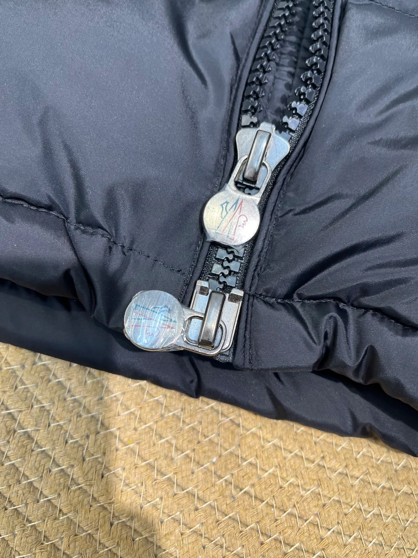 P820 ​​Moncler 🌟Mouth Mouth New Autumn and Winter Matte Classic Maya! Official website synchronized 🈶sale! Yuhuang's century-old evergreen series of products! The latest product from Mayan culture! 90 down filling, the fullness of the down can be seen with the naked eye. Disassembled, the fabric is soft and textured. It continues to be a hot seller, and the upper body is lighter and more comfortable. Color: black green yellow size: 12345
