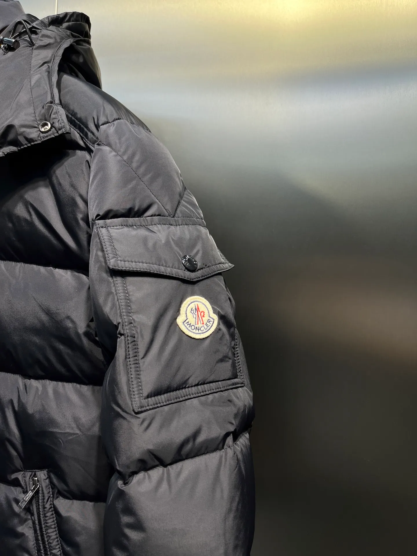 P820 ​​Moncler 🌟Mouth Mouth New Autumn and Winter Matte Classic Maya! Official website synchronized 🈶sale! Yuhuang's century-old evergreen series of products! The latest product from Mayan culture! 90 down filling, the fullness of the down can be seen with the naked eye. Disassembled, the fabric is soft and textured. It continues to be a hot seller, and the upper body is lighter and more comfortable. Color: black green yellow size: 12345