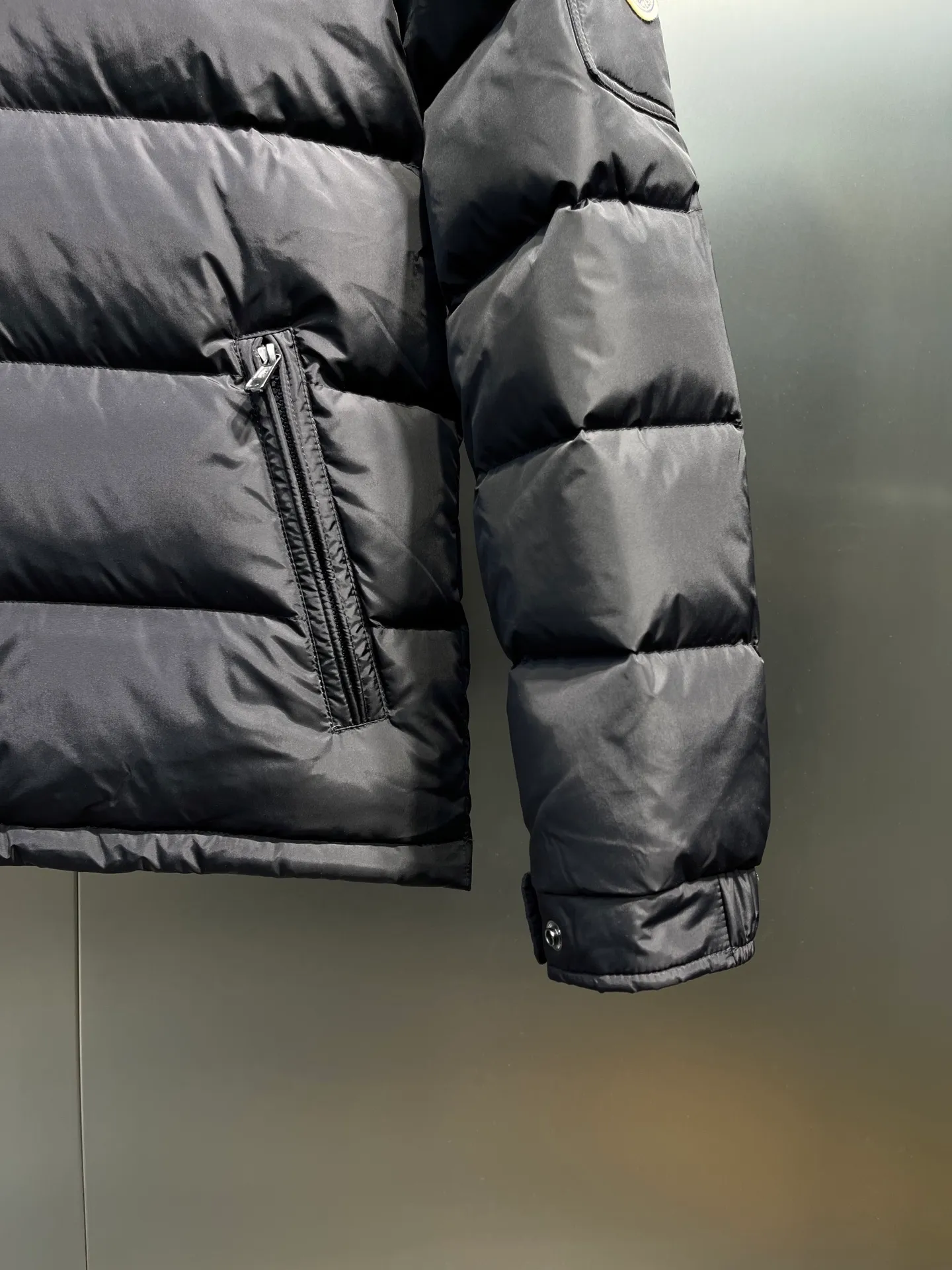 P820 ​​Moncler 🌟Mouth Mouth New Autumn and Winter Matte Classic Maya! Official website synchronized 🈶sale! Yuhuang's century-old evergreen series of products! The latest product from Mayan culture! 90 down filling, the fullness of the down can be seen with the naked eye. Disassembled, the fabric is soft and textured. It continues to be a hot seller, and the upper body is lighter and more comfortable. Color: black green yellow size: 12345