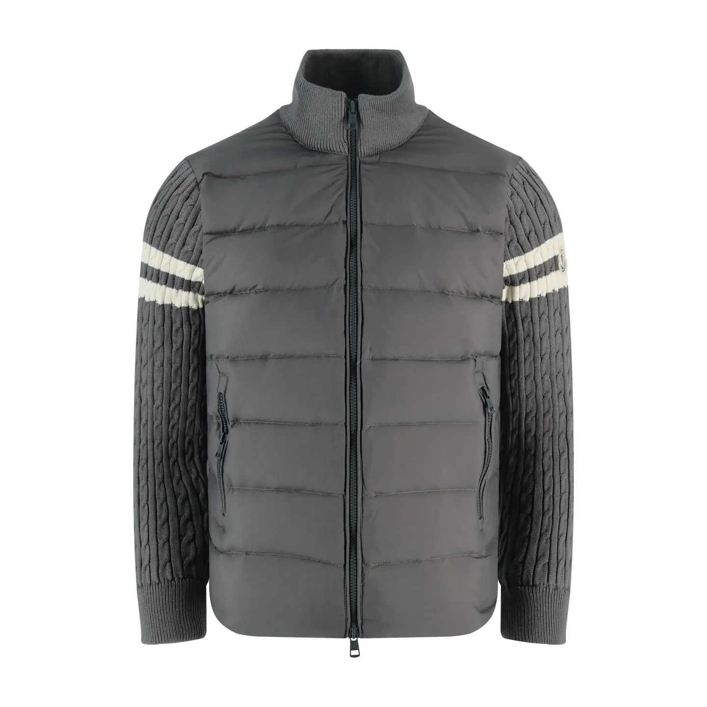 P970 Moncler muffled woolen patchwork down jacket (grey). The outer front fabric is made of 100% nylon (nylon). Its high-density structure achieves excellent windproof effect. It also has strong wear resistance and wrinkle resistance. It is scratch-free for daily wear and can be easily taken care of. The splicing design of sweaters and down jackets not only retains the thermal performance of down jackets, but also incorporates the fashion elements of sweaters, making the overall garment both practical and fashionable. High-quality material: filled with high-quality white duck down, with a filling capacity of 100g, which has excellent thermal insulation effect. At the same time, the sweater is made of wool, cashmere and other natural fibers, which are soft, comfortable and skin-friendly. The sweaters and down jackets are carefully spliced ​​to ensure comfortable wearing and are not prone to threading or velvet loss. High collar design: not only provides excellent thermal insulation effect, but also adds a unique sense of fashion, allowing the wearer to maintain style in the cold season. Stripe decoration: The stripes on the sleeve arms are like bright brush strokes, embellished on the dark gray down jacket, injecting vitality and movement into the overall look, making the clothing more eye-catching. Size:1-2-3-4-5