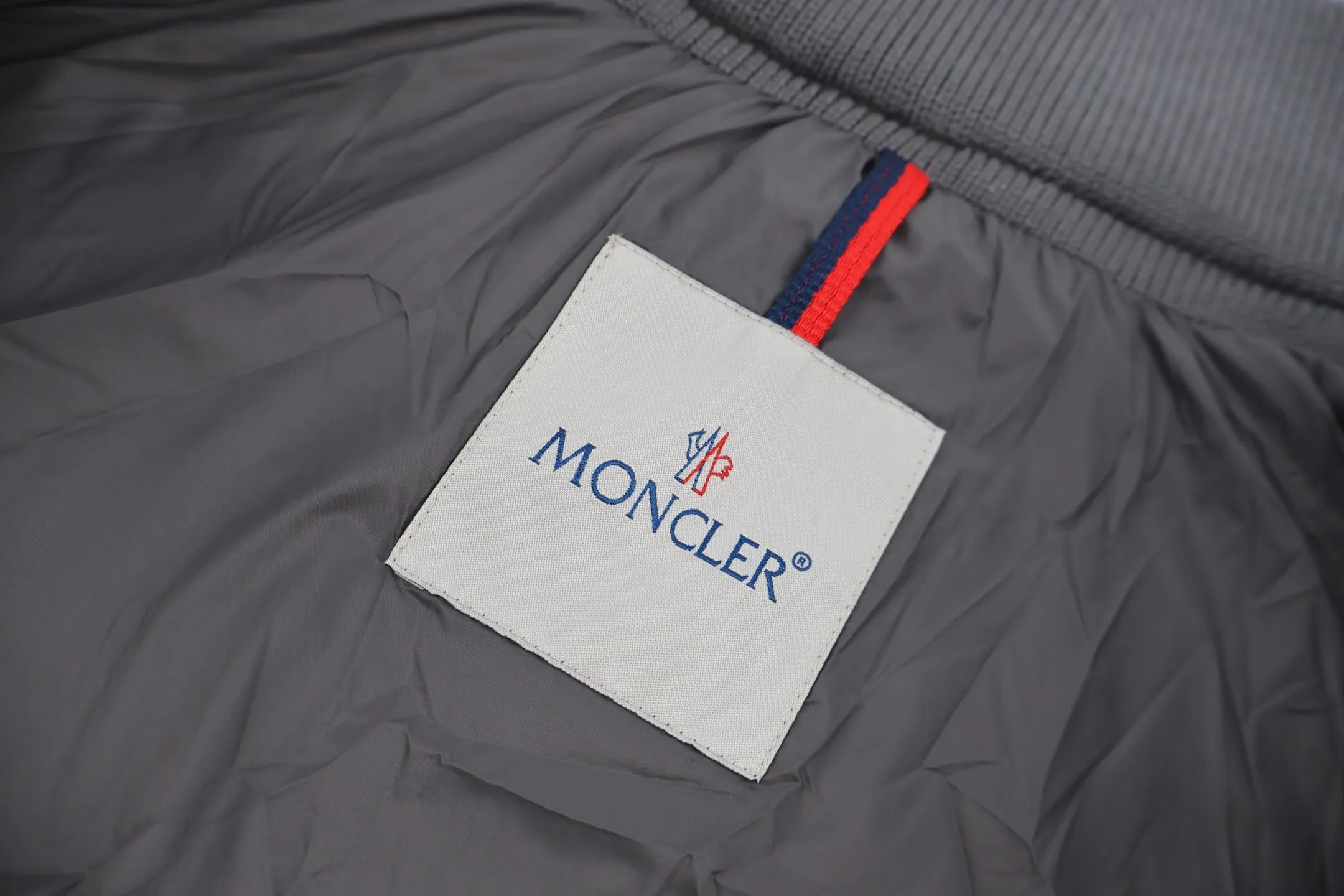 P970 Moncler muffled woolen patchwork down jacket (grey). The outer front fabric is made of 100% nylon (nylon). Its high-density structure achieves excellent windproof effect. It also has strong wear resistance and wrinkle resistance. It is scratch-free for daily wear and can be easily taken care of. The splicing design of sweaters and down jackets not only retains the thermal performance of down jackets, but also incorporates the fashion elements of sweaters, making the overall garment both practical and fashionable. High-quality material: filled with high-quality white duck down, with a filling capacity of 100g, which has excellent thermal insulation effect. At the same time, the sweater is made of wool, cashmere and other natural fibers, which are soft, comfortable and skin-friendly. The sweaters and down jackets are carefully spliced ​​to ensure comfortable wearing and are not prone to threading or velvet loss. High collar design: not only provides excellent thermal insulation effect, but also adds a unique sense of fashion, allowing the wearer to maintain style in the cold season. Stripe decoration: The stripes on the sleeve arms are like bright brush strokes, embellished on the dark gray down jacket, injecting vitality and movement into the overall look, making the clothing more eye-catching. Size:1-2-3-4-5