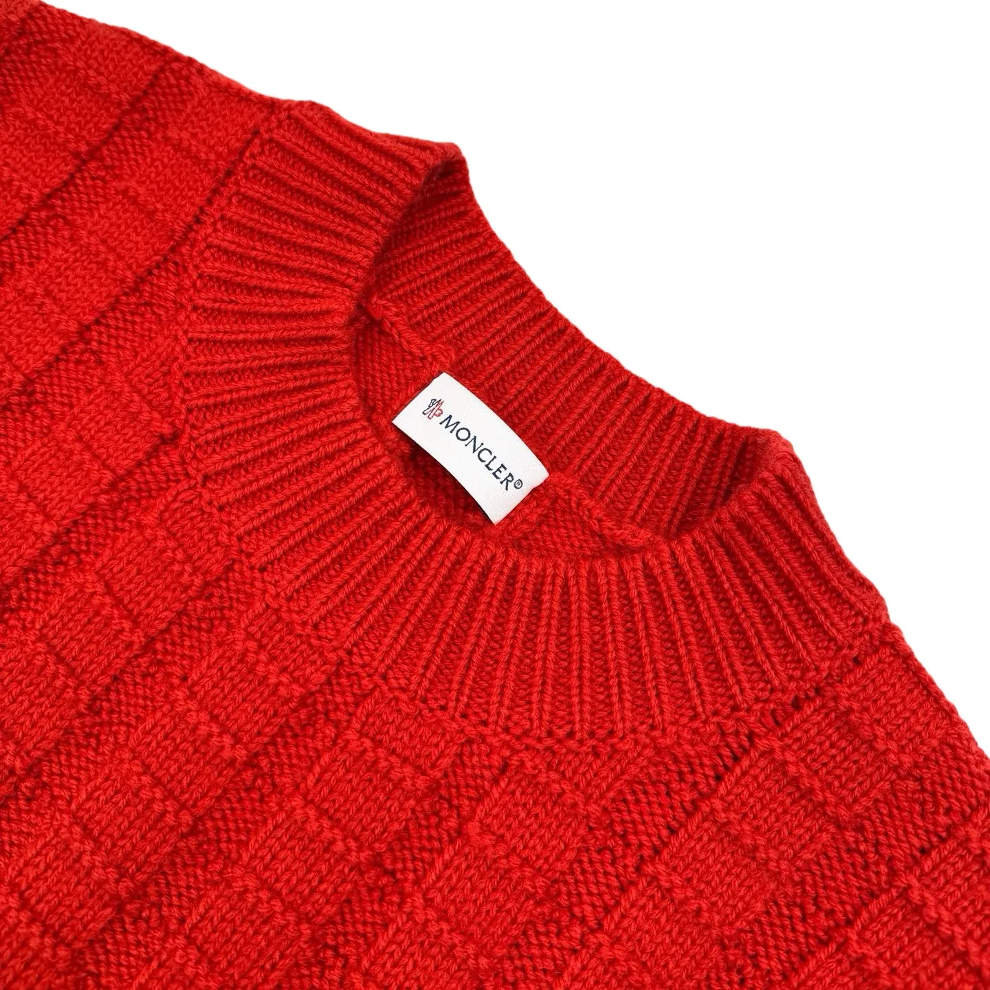 P410 Moncler logo embossed knitted crew neck sweater (red). Original purchase of 7,500. The fabric is made of custom-woven carved wool texture. It is soft and delicate, comfortable and close to the skin. It uses high-saturation red as the base color to cut through the dullness of winter. Let every inch of the fabric become an annotation of power aesthetics. Using three-dimensional texture as the brushstrokes, the entire embossed knitting reconstructs the dimension of knitted aesthetics. It creates a light and dark gradient texture halo as the human body moves. Iconic Moncler The logo embroidered logo decorates the sleeves and is highly recognizable. The power aesthetic is hidden in the contrast between hardness and softness. The ultimate expression of elegance. No need to deliberately create its own style. The whole piece is embossed vertical grain knitting. Through specific stitching and fabric tissue changes, by changing the arrangement of stitches and the density of the fabric, the vertical grains present a relief effect that is raised on the surface of the sweater. Forming undulating changes in the vertical grains and a curved thread structure. By changing the stitching and yarn arrangement during the knitting process. The yarn is distributed in a curved shape in the fabric, and the garment washing water is softened and deodorized using professional washing equipment and specific detergents to deeply clean and deodorize the clothes to improve the feel and appearance of the clothes. Size:S-M-L-XL