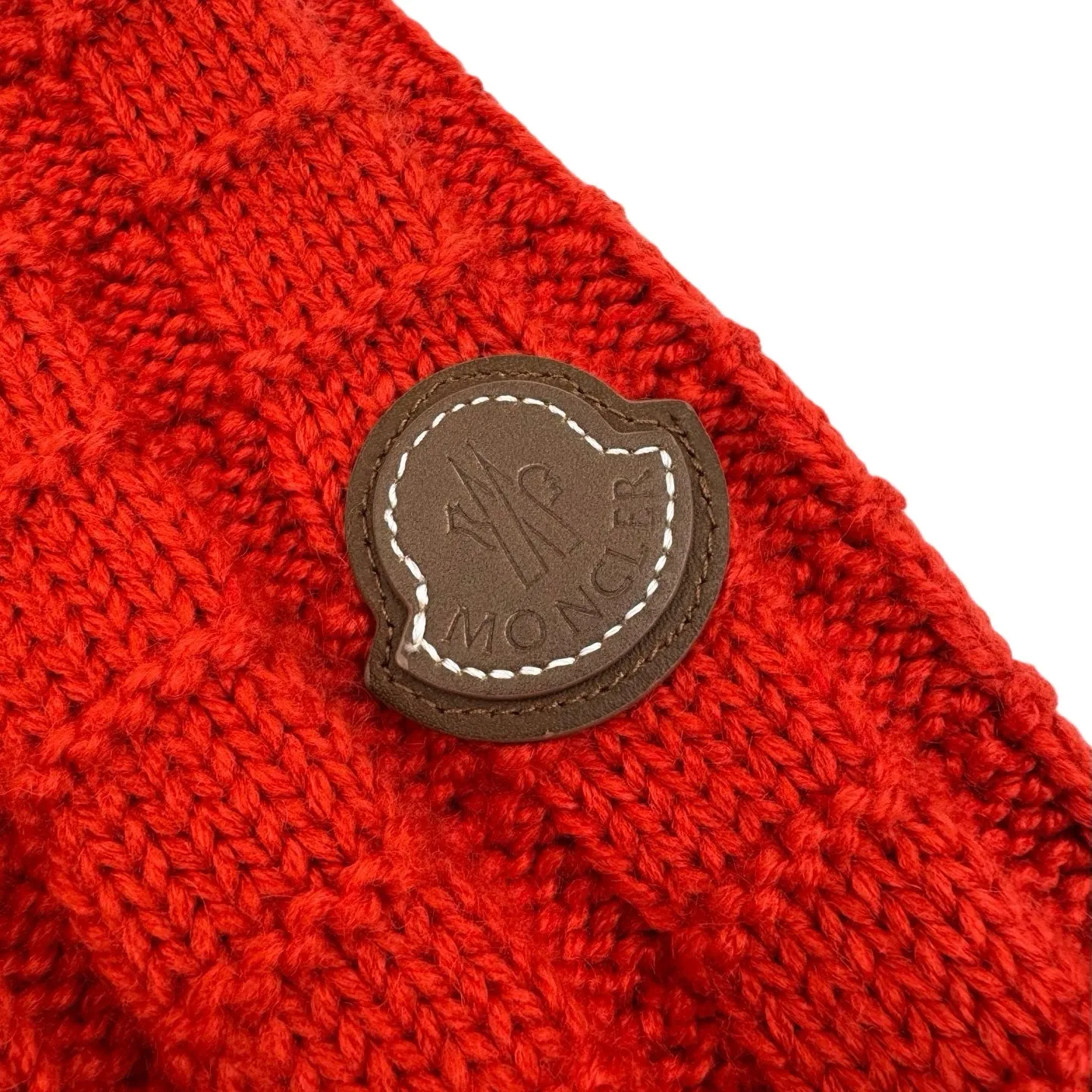 P410 Moncler logo embossed knitted crew neck sweater (red). Original purchase of 7,500. The fabric is made of custom-woven carved wool texture. It is soft and delicate, comfortable and close to the skin. It uses high-saturation red as the base color to cut through the dullness of winter. Let every inch of the fabric become an annotation of power aesthetics. Using three-dimensional texture as the brushstrokes, the entire embossed knitting reconstructs the dimension of knitted aesthetics. It creates a light and dark gradient texture halo as the human body moves. Iconic Moncler The logo embroidered logo decorates the sleeves and is highly recognizable. The power aesthetic is hidden in the contrast between hardness and softness. The ultimate expression of elegance. No need to deliberately create its own style. The whole piece is embossed vertical grain knitting. Through specific stitching and fabric tissue changes, by changing the arrangement of stitches and the density of the fabric, the vertical grains present a relief effect that is raised on the surface of the sweater. Forming undulating changes in the vertical grains and a curved thread structure. By changing the stitching and yarn arrangement during the knitting process. The yarn is distributed in a curved shape in the fabric, and the garment washing water is softened and deodorized using professional washing equipment and specific detergents to deeply clean and deodorize the clothes to improve the feel and appearance of the clothes. Size:S-M-L-XL
