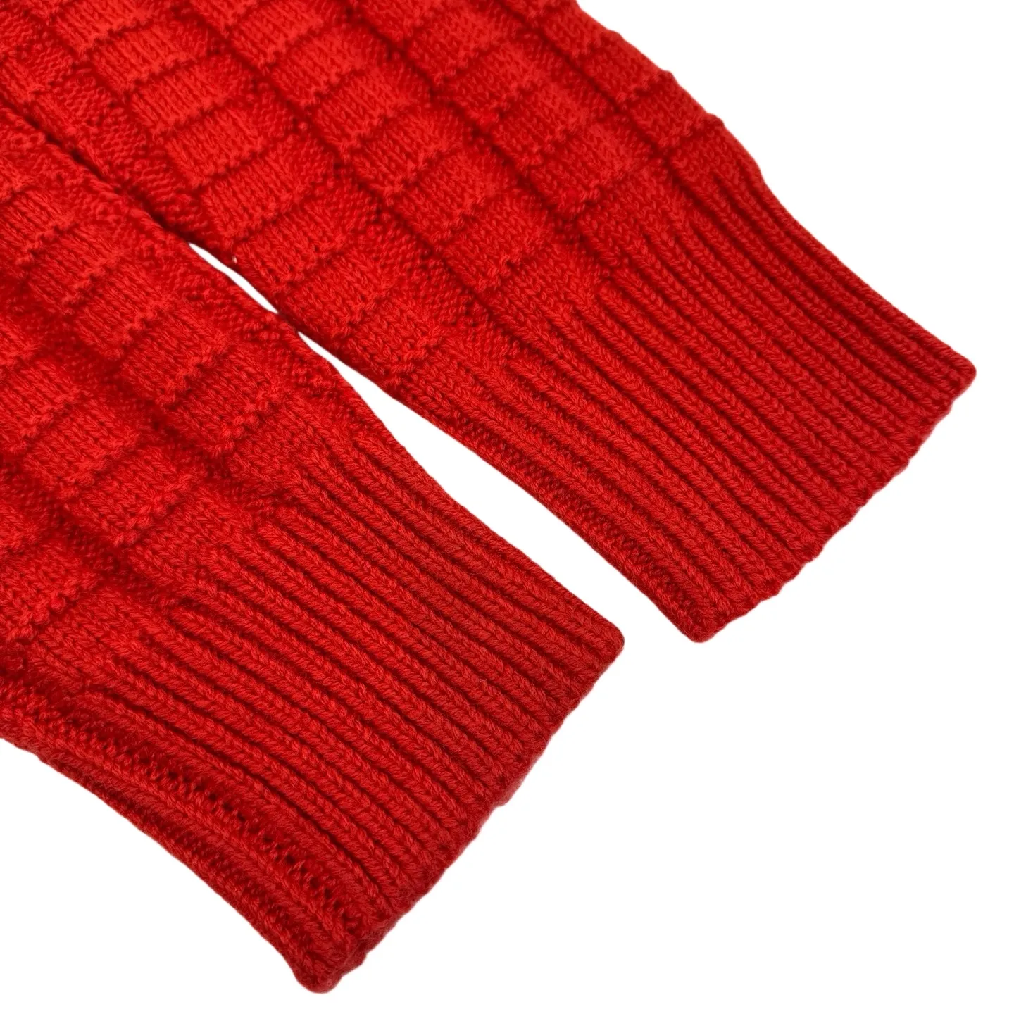 P410 Moncler logo embossed knitted crew neck sweater (red). Original purchase of 7,500. The fabric is made of custom-woven carved wool texture. It is soft and delicate, comfortable and close to the skin. It uses high-saturation red as the base color to cut through the dullness of winter. Let every inch of the fabric become an annotation of power aesthetics. Using three-dimensional texture as the brushstrokes, the entire embossed knitting reconstructs the dimension of knitted aesthetics. It creates a light and dark gradient texture halo as the human body moves. Iconic Moncler The logo embroidered logo decorates the sleeves and is highly recognizable. The power aesthetic is hidden in the contrast between hardness and softness. The ultimate expression of elegance. No need to deliberately create its own style. The whole piece is embossed vertical grain knitting. Through specific stitching and fabric tissue changes, by changing the arrangement of stitches and the density of the fabric, the vertical grains present a relief effect that is raised on the surface of the sweater. Forming undulating changes in the vertical grains and a curved thread structure. By changing the stitching and yarn arrangement during the knitting process. The yarn is distributed in a curved shape in the fabric, and the garment washing water is softened and deodorized using professional washing equipment and specific detergents to deeply clean and deodorize the clothes to improve the feel and appearance of the clothes. Size:S-M-L-XL