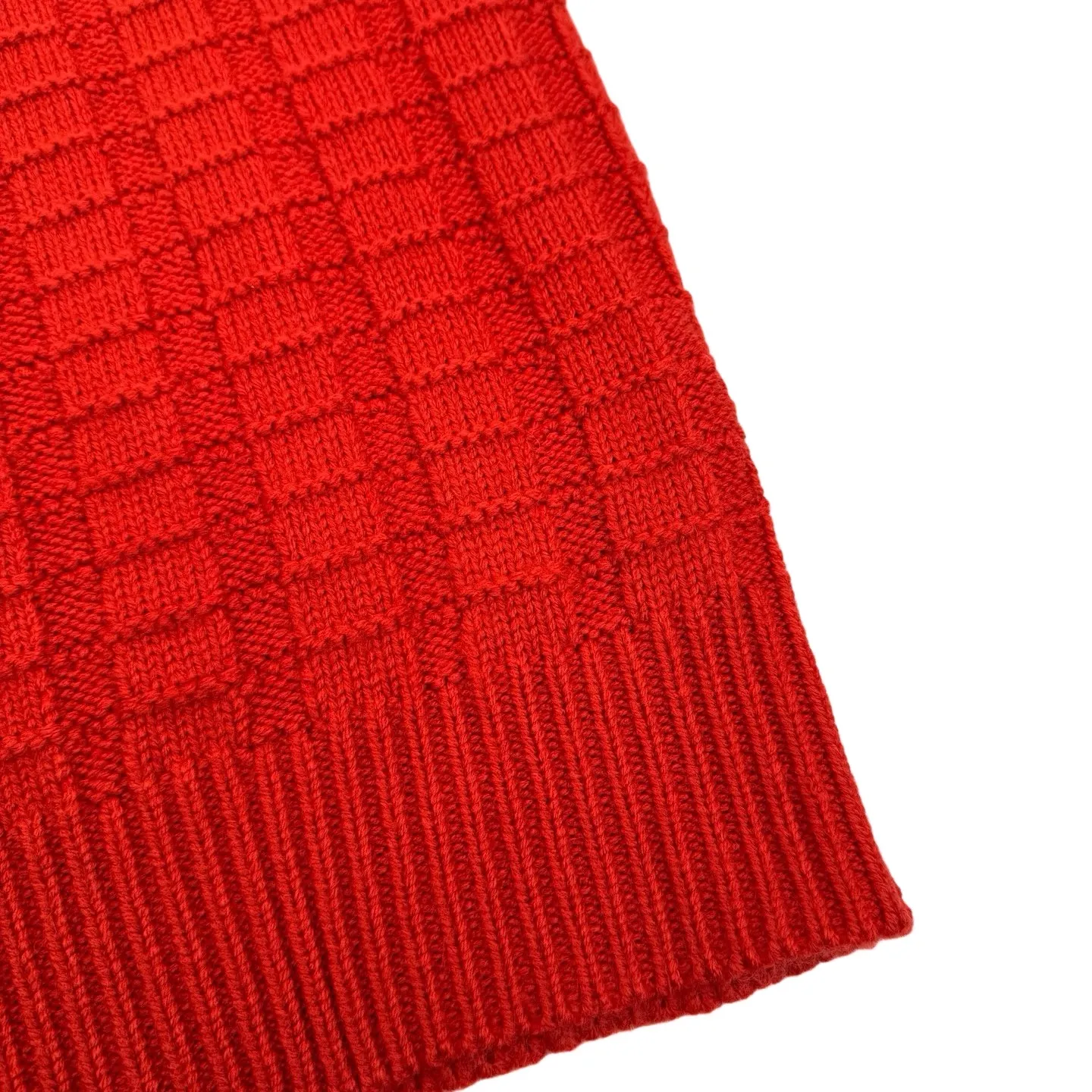P410 Moncler logo embossed knitted crew neck sweater (red). Original purchase of 7,500. The fabric is made of custom-woven carved wool texture. It is soft and delicate, comfortable and close to the skin. It uses high-saturation red as the base color to cut through the dullness of winter. Let every inch of the fabric become an annotation of power aesthetics. Using three-dimensional texture as the brushstrokes, the entire embossed knitting reconstructs the dimension of knitted aesthetics. It creates a light and dark gradient texture halo as the human body moves. Iconic Moncler The logo embroidered logo decorates the sleeves and is highly recognizable. The power aesthetic is hidden in the contrast between hardness and softness. The ultimate expression of elegance. No need to deliberately create its own style. The whole piece is embossed vertical grain knitting. Through specific stitching and fabric tissue changes, by changing the arrangement of stitches and the density of the fabric, the vertical grains present a relief effect that is raised on the surface of the sweater. Forming undulating changes in the vertical grains and a curved thread structure. By changing the stitching and yarn arrangement during the knitting process. The yarn is distributed in a curved shape in the fabric, and the garment washing water is softened and deodorized using professional washing equipment and specific detergents to deeply clean and deodorize the clothes to improve the feel and appearance of the clothes. Size:S-M-L-XL