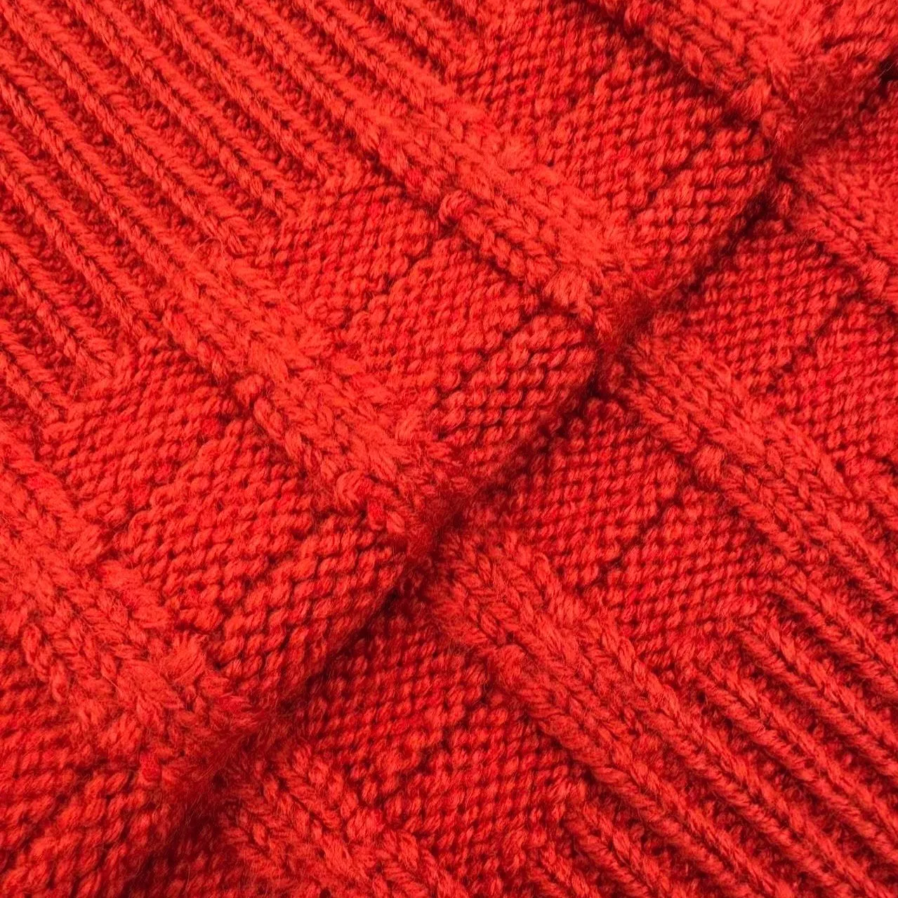 P410 Moncler logo embossed knitted crew neck sweater (red). Original purchase of 7,500. The fabric is made of custom-woven carved wool texture. It is soft and delicate, comfortable and close to the skin. It uses high-saturation red as the base color to cut through the dullness of winter. Let every inch of the fabric become an annotation of power aesthetics. Using three-dimensional texture as the brushstrokes, the entire embossed knitting reconstructs the dimension of knitted aesthetics. It creates a light and dark gradient texture halo as the human body moves. Iconic Moncler The logo embroidered logo decorates the sleeves and is highly recognizable. The power aesthetic is hidden in the contrast between hardness and softness. The ultimate expression of elegance. No need to deliberately create its own style. The whole piece is embossed vertical grain knitting. Through specific stitching and fabric tissue changes, by changing the arrangement of stitches and the density of the fabric, the vertical grains present a relief effect that is raised on the surface of the sweater. Forming undulating changes in the vertical grains and a curved thread structure. By changing the stitching and yarn arrangement during the knitting process. The yarn is distributed in a curved shape in the fabric, and the garment washing water is softened and deodorized using professional washing equipment and specific detergents to deeply clean and deodorize the clothes to improve the feel and appearance of the clothes. Size:S-M-L-XL