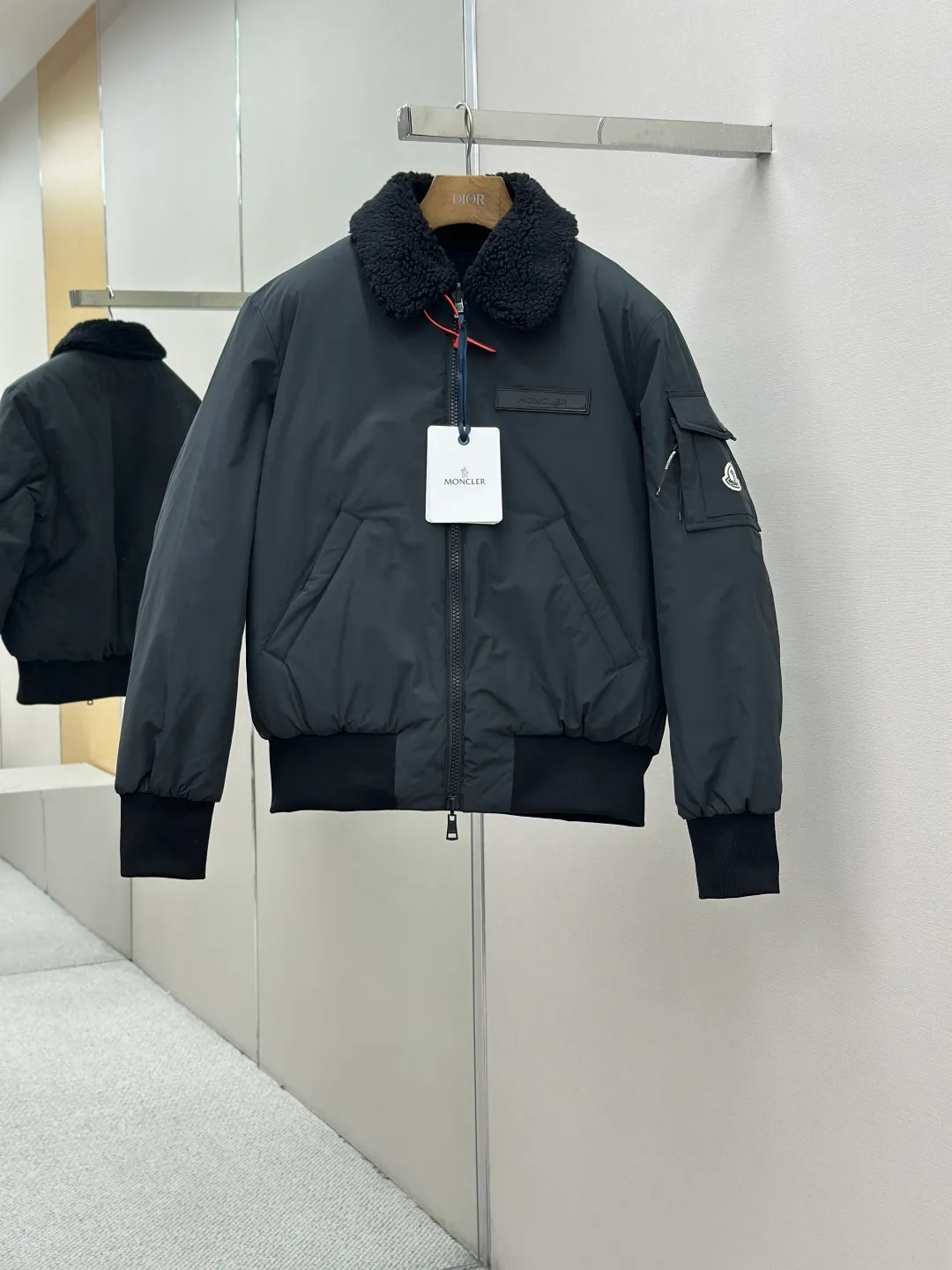 P950 Moncler double-sided pilot down jacket, custom-made soft matte brocade fabric and teddy velvet, using the new national standard 90 white duck down (welcome to test), full of down, full of warmth, light and fluffy, with a pure and ultimate black tone, exuding an irresistible charm. The fashion code is hidden on both sides to unlock multiple styles. One side is matte like the deep night, cold and neat, outlining modern simplicity. The other side is made of teddy velvet like dark night velvet flowers. Soft and mysterious, smudged with retro warmth, the iconic Moncler logo appears on the sleeves, fully recognizable, the style can be switched at will, free and easy, showing nobility, subverting the traditional avant-garde design, redefining the boundaries of winter fashion, and becoming the most intimate companion in winter. Process 1: Computer mechanical down filling. Prioritize the production of liner pattern to determine the filling area and determine the weight of down per square meter according to the original three-dimensional effect, thereby calculating the amount of down filling for each piece. The computerized down filling machine uses a digital weighing unit to achieve stable measurement. Process 2: Computer template machine lines. The computer template machine's line process shows extremely high neatness and smoothness. The craftsman accurately controls the size during the operation to ensure that each line meets the design requirements. The lines of the entire template are smooth and unified, clean and beautiful. Process 3: Ergonomic three-dimensional cutting. Return to traditional craft techniques through segmentation, folding, shrinking, and stretching techniques. The so-called slow work produces fine work. It is the respect for the material and the pursuit of feel. The workmanship is complex and cumbersome. Slow timeliness and high loss. Process 4: Manual reloading and opening of the bag. For high-density and heavy teddy velvet fabrics, the three-dimensional structure of the bag mouth is accurately lifted out on the back of the fabric through special bone needles. It is a two-stage operation of single-layer basic shaping and multi-layer edge reinforcement. Paving materials: Customized 1:1 Moncler snap button Customized 1:1 Moncler zipper Customized 1:1 Moncler lanyard Customized 1:1 Moncler Chest logo Customized 1:1 Moncler Embroidered logo Customized 1:1 Moncler trademark Function: Double-sided wearable, free to match Size: 1 code 2 codes 3 codes 4 codes