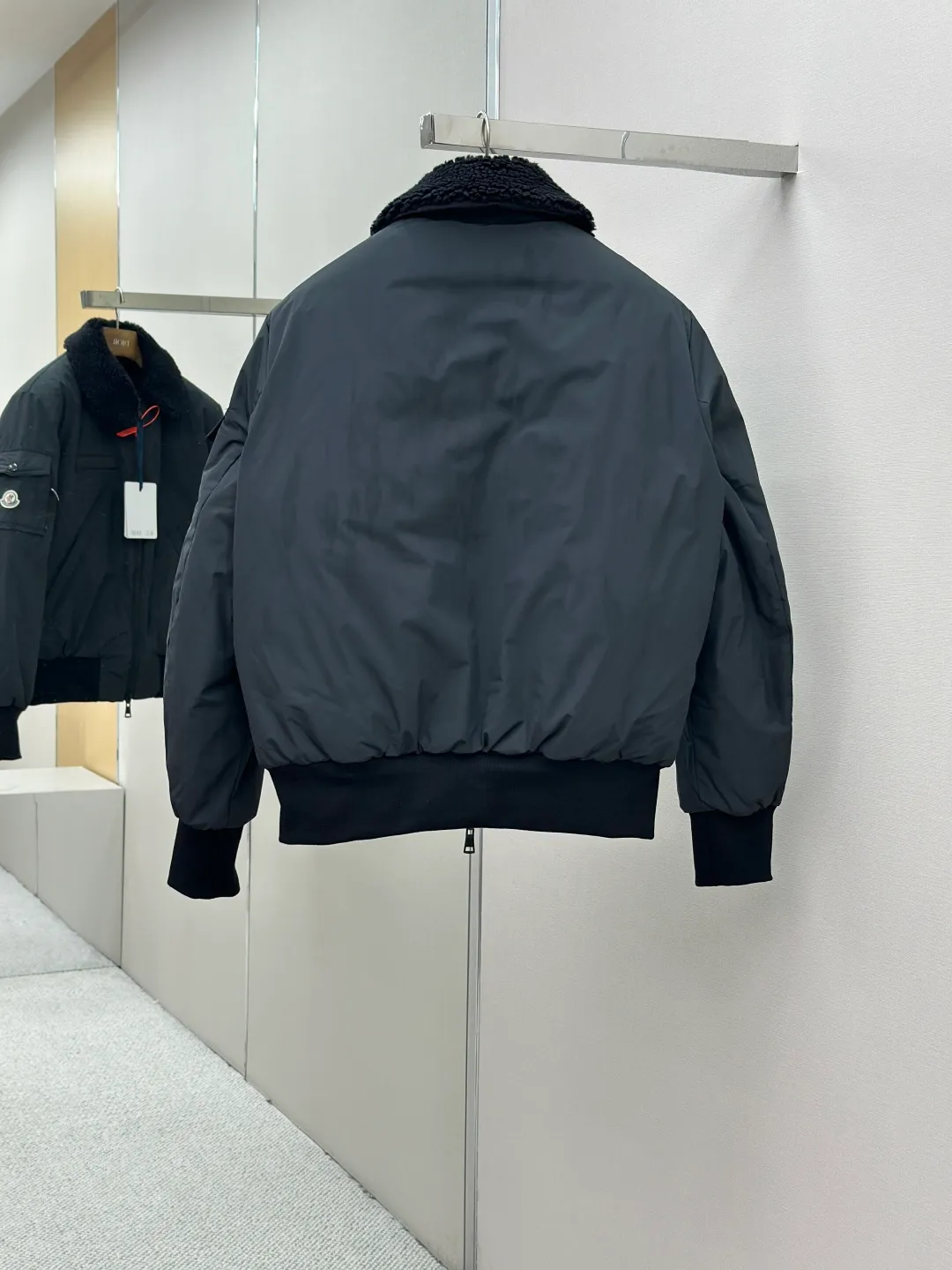 P950 Moncler double-sided pilot down jacket, custom-made soft matte brocade fabric and teddy velvet, using the new national standard 90 white duck down (welcome to test), full of down, full of warmth, light and fluffy, with a pure and ultimate black tone, exuding an irresistible charm. The fashion code is hidden on both sides to unlock multiple styles. One side is matte like the deep night, cold and neat, outlining modern simplicity. The other side is made of teddy velvet like dark night velvet flowers. Soft and mysterious, smudged with retro warmth, the iconic Moncler logo appears on the sleeves, fully recognizable, the style can be switched at will, free and easy, showing nobility, subverting the traditional avant-garde design, redefining the boundaries of winter fashion, and becoming the most intimate companion in winter. Process 1: Computer mechanical down filling. Prioritize the production of liner pattern to determine the filling area and determine the weight of down per square meter according to the original three-dimensional effect, thereby calculating the amount of down filling for each piece. The computerized down filling machine uses a digital weighing unit to achieve stable measurement. Process 2: Computer template machine lines. The computer template machine's line process shows extremely high neatness and smoothness. The craftsman accurately controls the size during the operation to ensure that each line meets the design requirements. The lines of the entire template are smooth and unified, clean and beautiful. Process 3: Ergonomic three-dimensional cutting. Return to traditional craft techniques through segmentation, folding, shrinking, and stretching techniques. The so-called slow work produces fine work. It is the respect for the material and the pursuit of feel. The workmanship is complex and cumbersome. Slow timeliness and high loss. Process 4: Manual reloading and opening of the bag. For high-density and heavy teddy velvet fabrics, the three-dimensional structure of the bag mouth is accurately lifted out on the back of the fabric through special bone needles. It is a two-stage operation of single-layer basic shaping and multi-layer edge reinforcement. Paving materials: Customized 1:1 Moncler snap button Customized 1:1 Moncler zipper Customized 1:1 Moncler lanyard Customized 1:1 Moncler Chest logo Customized 1:1 Moncler Embroidered logo Customized 1:1 Moncler trademark Function: Double-sided wearable, free to match Size: 1 code 2 codes 3 codes 4 codes