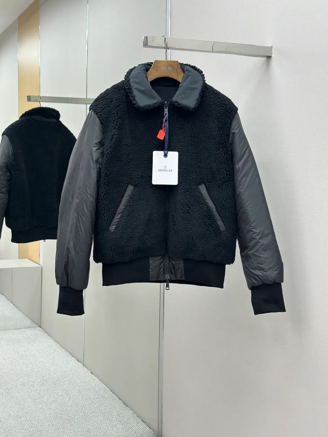 P950 Moncler double-sided pilot down jacket, custom-made soft matte brocade fabric and teddy velvet, using the new national standard 90 white duck down (welcome to test), full of down, full of warmth, light and fluffy, with a pure and ultimate black tone, exuding an irresistible charm. The fashion code is hidden on both sides to unlock multiple styles. One side is matte like the deep night, cold and neat, outlining modern simplicity. The other side is made of teddy velvet like dark night velvet flowers. Soft and mysterious, smudged with retro warmth, the iconic Moncler logo appears on the sleeves, fully recognizable, the style can be switched at will, free and easy, showing nobility, subverting the traditional avant-garde design, redefining the boundaries of winter fashion, and becoming the most intimate companion in winter. Process 1: Computer mechanical down filling. Prioritize the production of liner pattern to determine the filling area and determine the weight of down per square meter according to the original three-dimensional effect, thereby calculating the amount of down filling for each piece. The computerized down filling machine uses a digital weighing unit to achieve stable measurement. Process 2: Computer template machine lines. The computer template machine's line process shows extremely high neatness and smoothness. The craftsman accurately controls the size during the operation to ensure that each line meets the design requirements. The lines of the entire template are smooth and unified, clean and beautiful. Process 3: Ergonomic three-dimensional cutting. Return to traditional craft techniques through segmentation, folding, shrinking, and stretching techniques. The so-called slow work produces fine work. It is the respect for the material and the pursuit of feel. The workmanship is complex and cumbersome. Slow timeliness and high loss. Process 4: Manual reloading and opening of the bag. For high-density and heavy teddy velvet fabrics, the three-dimensional structure of the bag mouth is accurately lifted out on the back of the fabric through special bone needles. It is a two-stage operation of single-layer basic shaping and multi-layer edge reinforcement. Paving materials: Customized 1:1 Moncler snap button Customized 1:1 Moncler zipper Customized 1:1 Moncler lanyard Customized 1:1 Moncler Chest logo Customized 1:1 Moncler Embroidered logo Customized 1:1 Moncler trademark Function: Double-sided wearable, free to match Size: 1 code 2 codes 3 codes 4 codes
