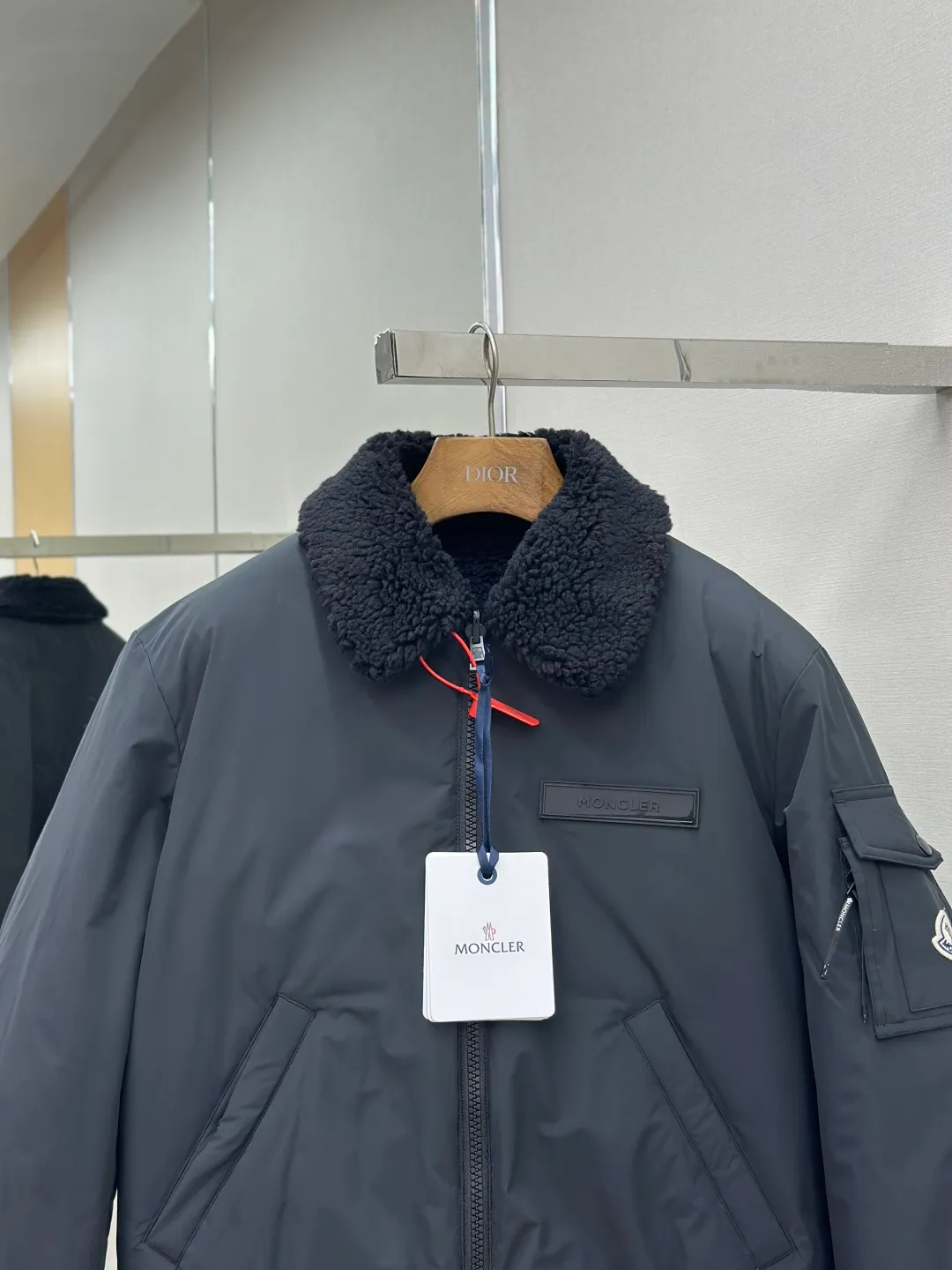 P950 Moncler double-sided pilot down jacket, custom-made soft matte brocade fabric and teddy velvet, using the new national standard 90 white duck down (welcome to test), full of down, full of warmth, light and fluffy, with a pure and ultimate black tone, exuding an irresistible charm. The fashion code is hidden on both sides to unlock multiple styles. One side is matte like the deep night, cold and neat, outlining modern simplicity. The other side is made of teddy velvet like dark night velvet flowers. Soft and mysterious, smudged with retro warmth, the iconic Moncler logo appears on the sleeves, fully recognizable, the style can be switched at will, free and easy, showing nobility, subverting the traditional avant-garde design, redefining the boundaries of winter fashion, and becoming the most intimate companion in winter. Process 1: Computer mechanical down filling. Prioritize the production of liner pattern to determine the filling area and determine the weight of down per square meter according to the original three-dimensional effect, thereby calculating the amount of down filling for each piece. The computerized down filling machine uses a digital weighing unit to achieve stable measurement. Process 2: Computer template machine lines. The computer template machine's line process shows extremely high neatness and smoothness. The craftsman accurately controls the size during the operation to ensure that each line meets the design requirements. The lines of the entire template are smooth and unified, clean and beautiful. Process 3: Ergonomic three-dimensional cutting. Return to traditional craft techniques through segmentation, folding, shrinking, and stretching techniques. The so-called slow work produces fine work. It is the respect for the material and the pursuit of feel. The workmanship is complex and cumbersome. Slow timeliness and high loss. Process 4: Manual reloading and opening of the bag. For high-density and heavy teddy velvet fabrics, the three-dimensional structure of the bag mouth is accurately lifted out on the back of the fabric through special bone needles. It is a two-stage operation of single-layer basic shaping and multi-layer edge reinforcement. Paving materials: Customized 1:1 Moncler snap button Customized 1:1 Moncler zipper Customized 1:1 Moncler lanyard Customized 1:1 Moncler Chest logo Customized 1:1 Moncler Embroidered logo Customized 1:1 Moncler trademark Function: Double-sided wearable, free to match Size: 1 code 2 codes 3 codes 4 codes