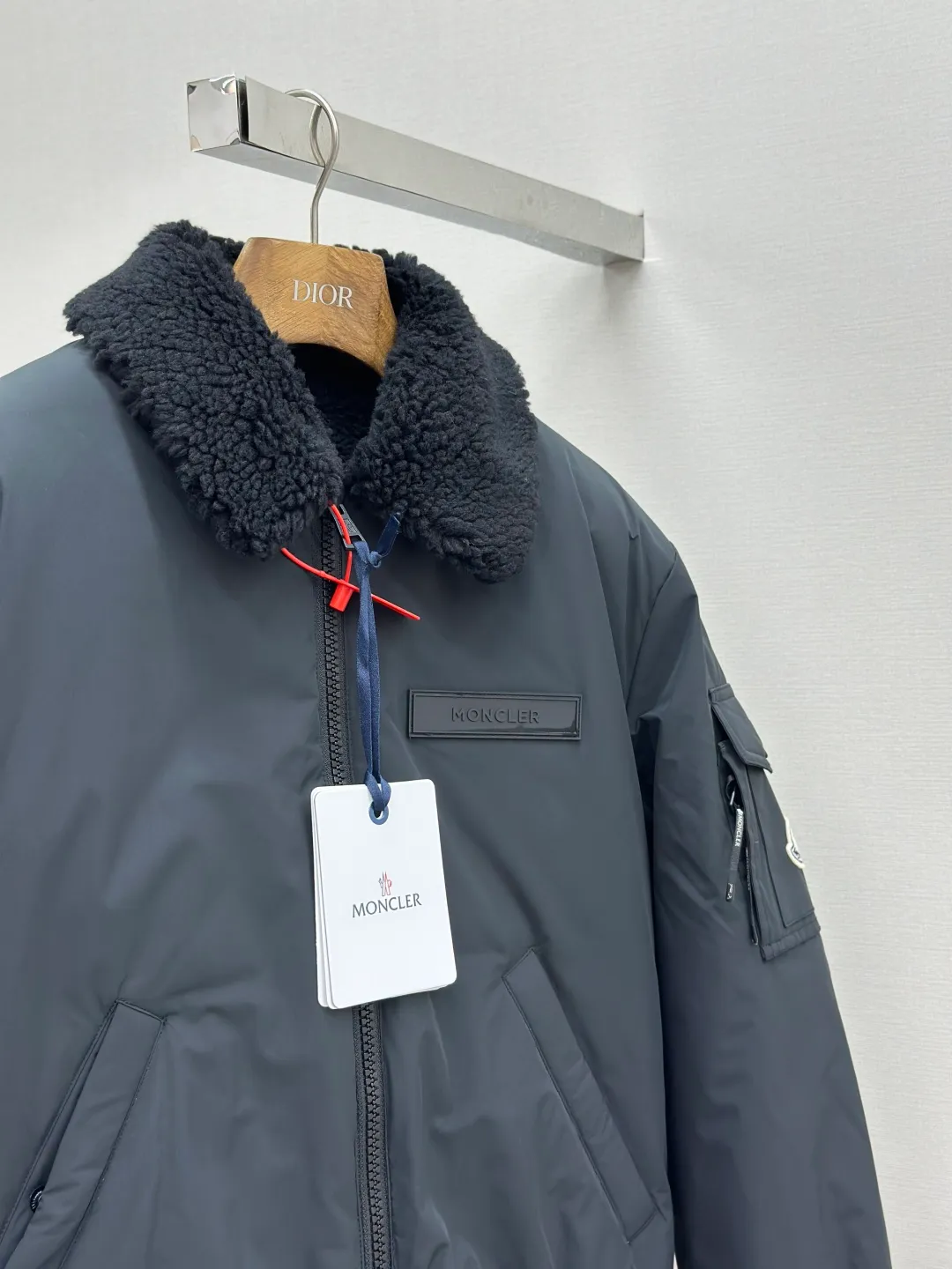 P950 Moncler double-sided pilot down jacket, custom-made soft matte brocade fabric and teddy velvet, using the new national standard 90 white duck down (welcome to test), full of down, full of warmth, light and fluffy, with a pure and ultimate black tone, exuding an irresistible charm. The fashion code is hidden on both sides to unlock multiple styles. One side is matte like the deep night, cold and neat, outlining modern simplicity. The other side is made of teddy velvet like dark night velvet flowers. Soft and mysterious, smudged with retro warmth, the iconic Moncler logo appears on the sleeves, fully recognizable, the style can be switched at will, free and easy, showing nobility, subverting the traditional avant-garde design, redefining the boundaries of winter fashion, and becoming the most intimate companion in winter. Process 1: Computer mechanical down filling. Prioritize the production of liner pattern to determine the filling area and determine the weight of down per square meter according to the original three-dimensional effect, thereby calculating the amount of down filling for each piece. The computerized down filling machine uses a digital weighing unit to achieve stable measurement. Process 2: Computer template machine lines. The computer template machine's line process shows extremely high neatness and smoothness. The craftsman accurately controls the size during the operation to ensure that each line meets the design requirements. The lines of the entire template are smooth and unified, clean and beautiful. Process 3: Ergonomic three-dimensional cutting. Return to traditional craft techniques through segmentation, folding, shrinking, and stretching techniques. The so-called slow work produces fine work. It is the respect for the material and the pursuit of feel. The workmanship is complex and cumbersome. Slow timeliness and high loss. Process 4: Manual reloading and opening of the bag. For high-density and heavy teddy velvet fabrics, the three-dimensional structure of the bag mouth is accurately lifted out on the back of the fabric through special bone needles. It is a two-stage operation of single-layer basic shaping and multi-layer edge reinforcement. Paving materials: Customized 1:1 Moncler snap button Customized 1:1 Moncler zipper Customized 1:1 Moncler lanyard Customized 1:1 Moncler Chest logo Customized 1:1 Moncler Embroidered logo Customized 1:1 Moncler trademark Function: Double-sided wearable, free to match Size: 1 code 2 codes 3 codes 4 codes