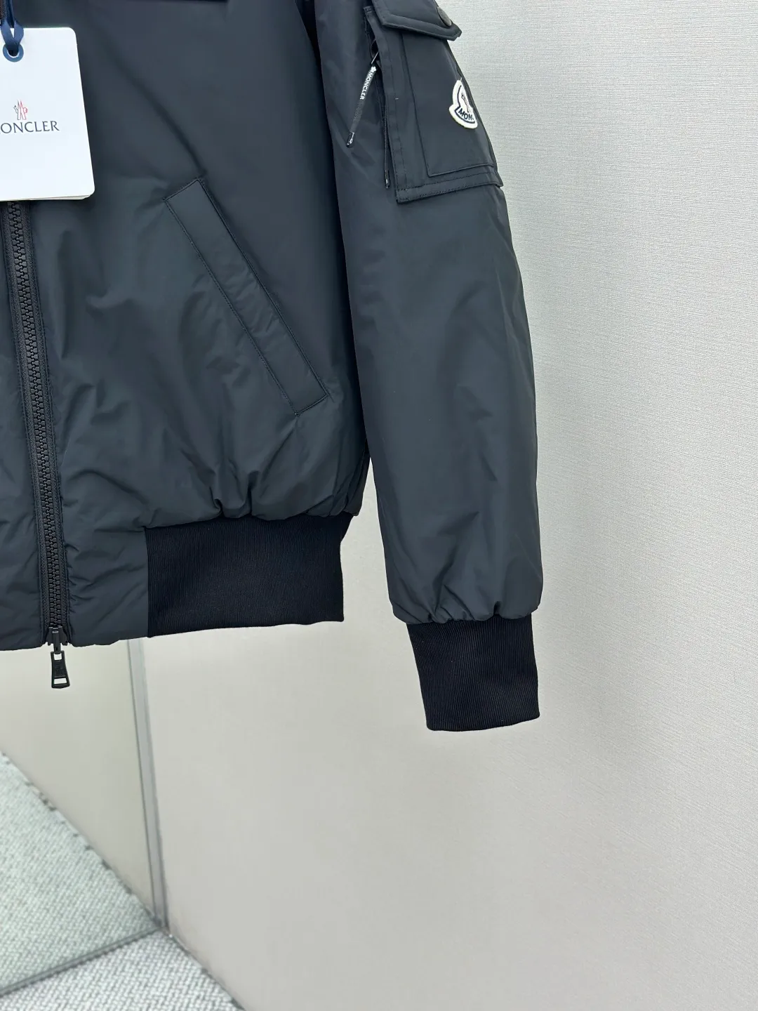 P950 Moncler double-sided pilot down jacket, custom-made soft matte brocade fabric and teddy velvet, using the new national standard 90 white duck down (welcome to test), full of down, full of warmth, light and fluffy, with a pure and ultimate black tone, exuding an irresistible charm. The fashion code is hidden on both sides to unlock multiple styles. One side is matte like the deep night, cold and neat, outlining modern simplicity. The other side is made of teddy velvet like dark night velvet flowers. Soft and mysterious, smudged with retro warmth, the iconic Moncler logo appears on the sleeves, fully recognizable, the style can be switched at will, free and easy, showing nobility, subverting the traditional avant-garde design, redefining the boundaries of winter fashion, and becoming the most intimate companion in winter. Process 1: Computer mechanical down filling. Prioritize the production of liner pattern to determine the filling area and determine the weight of down per square meter according to the original three-dimensional effect, thereby calculating the amount of down filling for each piece. The computerized down filling machine uses a digital weighing unit to achieve stable measurement. Process 2: Computer template machine lines. The computer template machine's line process shows extremely high neatness and smoothness. The craftsman accurately controls the size during the operation to ensure that each line meets the design requirements. The lines of the entire template are smooth and unified, clean and beautiful. Process 3: Ergonomic three-dimensional cutting. Return to traditional craft techniques through segmentation, folding, shrinking, and stretching techniques. The so-called slow work produces fine work. It is the respect for the material and the pursuit of feel. The workmanship is complex and cumbersome. Slow timeliness and high loss. Process 4: Manual reloading and opening of the bag. For high-density and heavy teddy velvet fabrics, the three-dimensional structure of the bag mouth is accurately lifted out on the back of the fabric through special bone needles. It is a two-stage operation of single-layer basic shaping and multi-layer edge reinforcement. Paving materials: Customized 1:1 Moncler snap button Customized 1:1 Moncler zipper Customized 1:1 Moncler lanyard Customized 1:1 Moncler Chest logo Customized 1:1 Moncler Embroidered logo Customized 1:1 Moncler trademark Function: Double-sided wearable, free to match Size: 1 code 2 codes 3 codes 4 codes
