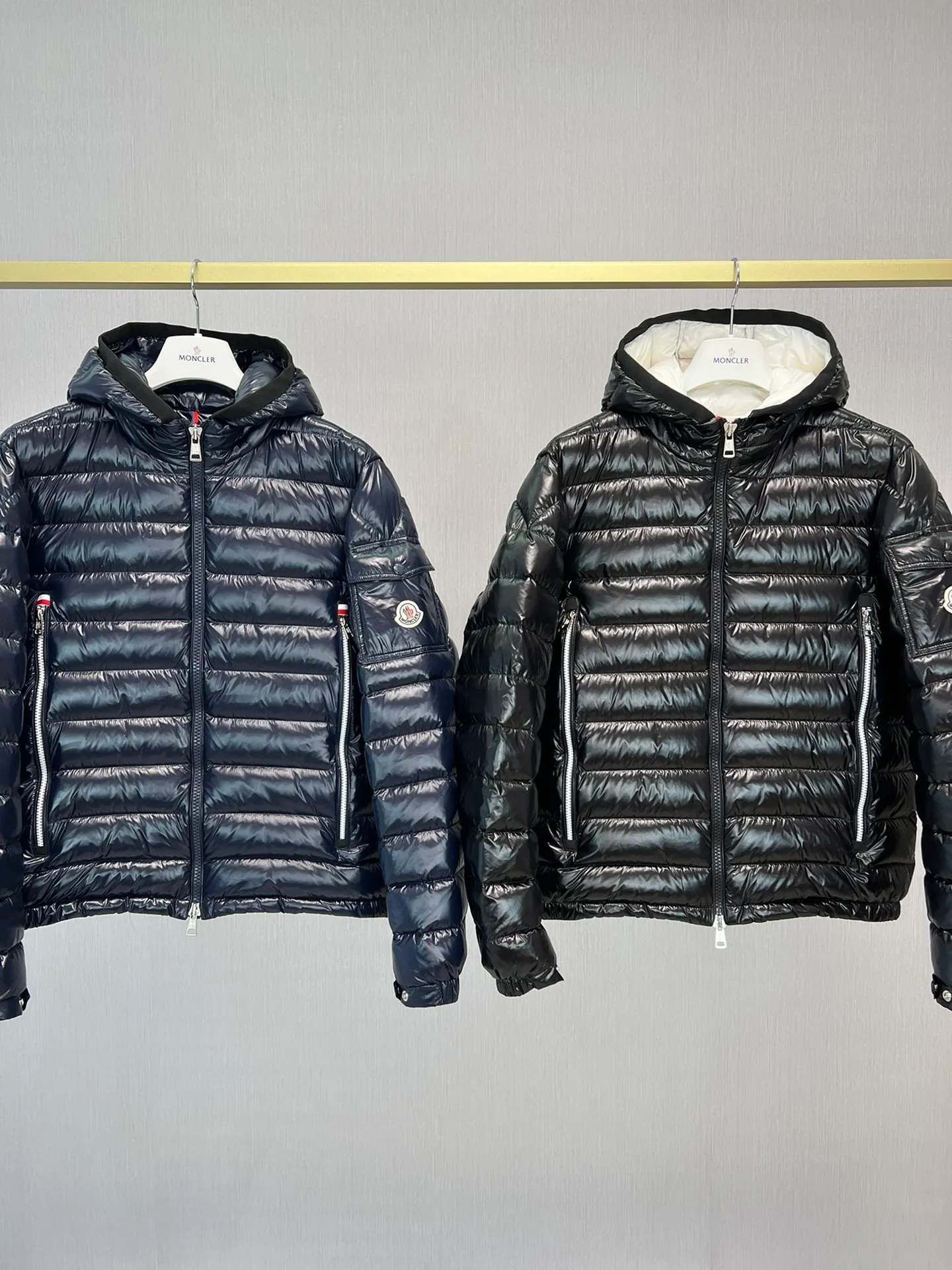 P840 latest counter updated simultaneously! Galion hooded down jacket with straight cut and square quilted down jacket ⭕️⭕️⭕️⭕️⭕️⭕️ The latest fashionable mask Liu Haoran's same jacket fabric is imported from South Korea🇰🇷, waterproof, windproof and lightweight🐮‼ ️, so the fabric will be as soft as expected🤓🤓The sleeves are equipped with iconic Moncler logo zippers👏🏼, the hat is not removable🧢, it feels very handsome~, echoing the brand's DNA‼ ️. The classic regular fit is warm and comfortable. ��️☺️The cold protection index is minus 15-25℃🥶It is enough to wear in the winter of minus 20℃ in Toronto! ! ! A lightweight and comfortable style that makes people really comfortable! Provide you with the best protection in cold weather. 🥳 Color: black. Blue Size: 12345