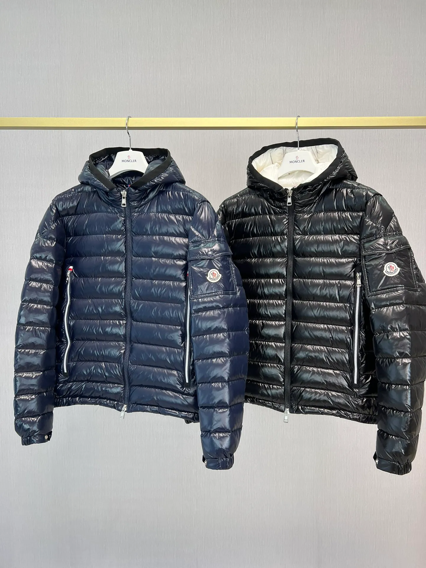 P840 latest counter updated simultaneously! Galion hooded down jacket with straight cut and square quilted down jacket ⭕️⭕️⭕️⭕️⭕️⭕️ The latest fashionable mask Liu Haoran's same jacket fabric is imported from South Korea🇰🇷, waterproof, windproof and lightweight🐮‼ ️, so the fabric will be as soft as expected🤓🤓The sleeves are equipped with iconic Moncler logo zippers👏🏼, the hat is not removable🧢, it feels very handsome~, echoing the brand's DNA‼ ️. The classic regular fit is warm and comfortable. ��️☺️The cold protection index is minus 15-25℃🥶It is enough to wear in the winter of minus 20℃ in Toronto! ! ! A lightweight and comfortable style that makes people really comfortable! Provide you with the best protection in cold weather. 🥳 Color: black. Blue Size: 12345