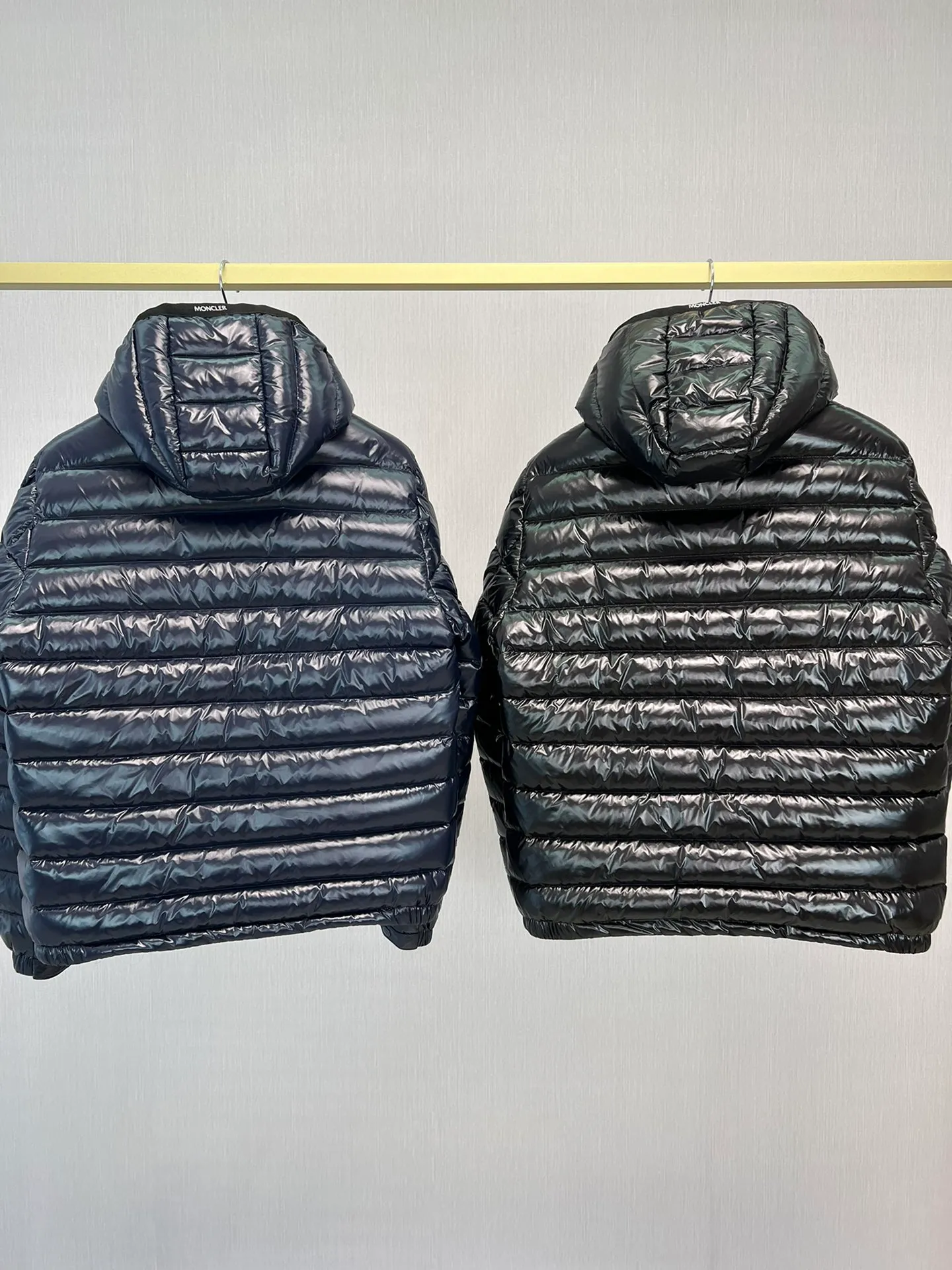 P840 latest counter updated simultaneously! Galion hooded down jacket with straight cut and square quilted down jacket ⭕️⭕️⭕️⭕️⭕️⭕️ The latest fashionable mask Liu Haoran's same jacket fabric is imported from South Korea🇰🇷, waterproof, windproof and lightweight🐮‼ ️, so the fabric will be as soft as expected🤓🤓The sleeves are equipped with iconic Moncler logo zippers👏🏼, the hat is not removable🧢, it feels very handsome~, echoing the brand's DNA‼ ️. The classic regular fit is warm and comfortable. ��️☺️The cold protection index is minus 15-25℃🥶It is enough to wear in the winter of minus 20℃ in Toronto! ! ! A lightweight and comfortable style that makes people really comfortable! Provide you with the best protection in cold weather. 🥳 Color: black. Blue Size: 12345