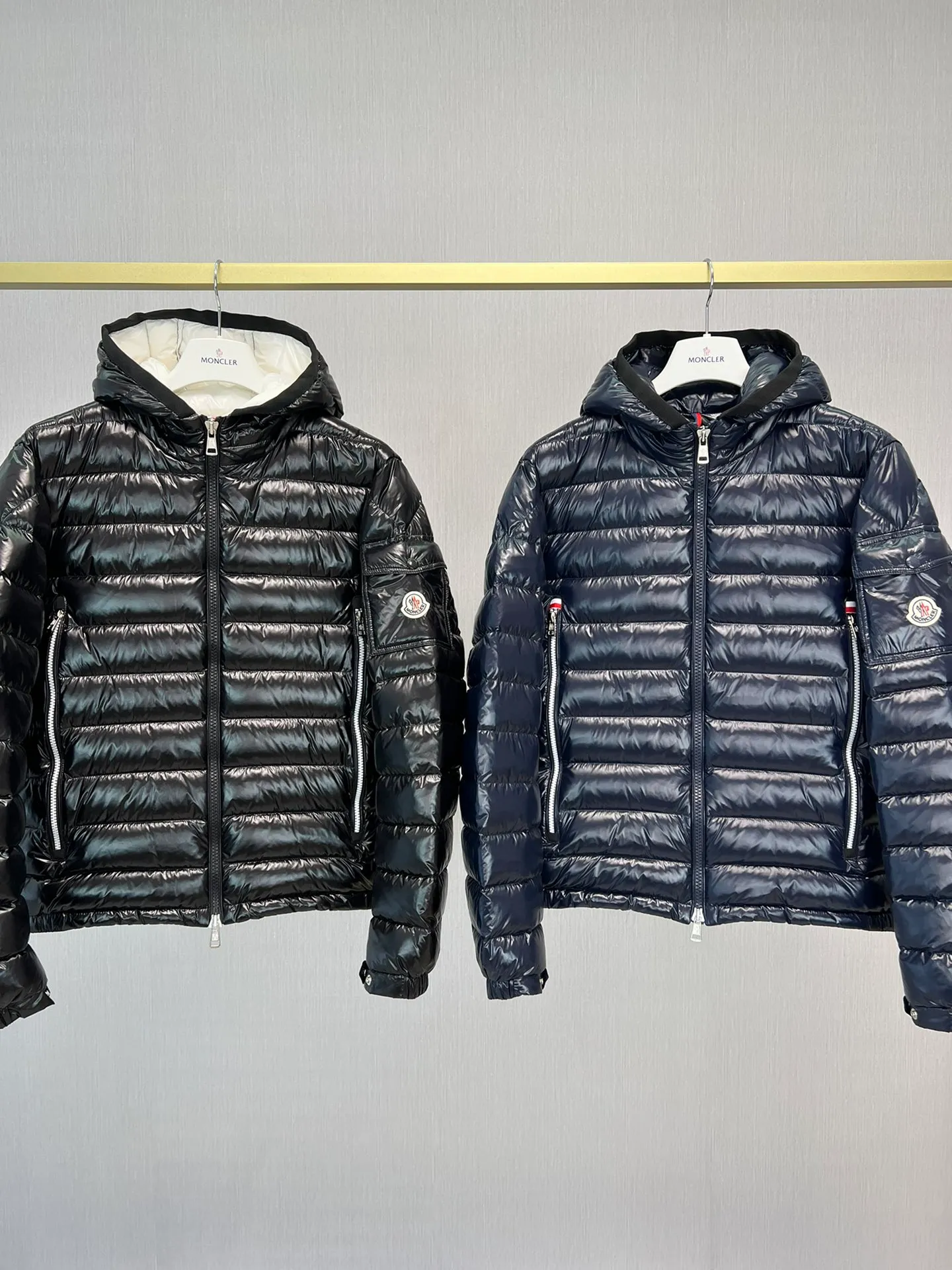 P840 latest counter updated simultaneously! Galion hooded down jacket with straight cut and square quilted down jacket ⭕️⭕️⭕️⭕️⭕️⭕️ The latest fashionable mask Liu Haoran's same jacket fabric is imported from South Korea🇰🇷, waterproof, windproof and lightweight🐮‼ ️, so the fabric will be as soft as expected🤓🤓The sleeves are equipped with iconic Moncler logo zippers👏🏼, the hat is not removable🧢, it feels very handsome~, echoing the brand's DNA‼ ️. The classic regular fit is warm and comfortable. ��️☺️The cold protection index is minus 15-25℃🥶It is enough to wear in the winter of minus 20℃ in Toronto! ! ! A lightweight and comfortable style that makes people really comfortable! Provide you with the best protection in cold weather. 🥳 Color: black. Blue Size: 12345