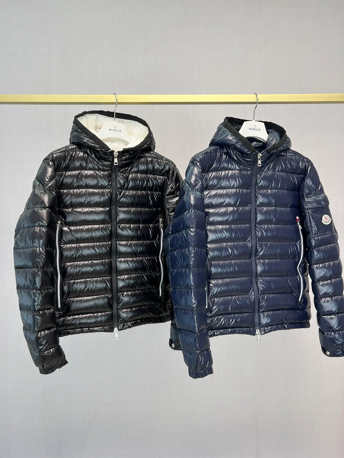 P840 latest counter updated simultaneously! Galion hooded down jacket with straight cut and square quilted down jacket ⭕️⭕️⭕️⭕️⭕️⭕️ The latest fashionable mask Liu Haoran's same jacket fabric is imported from South Korea🇰🇷, waterproof, windproof and lightweight🐮‼ ️, so the fabric will be as soft as expected🤓🤓The sleeves are equipped with iconic Moncler logo zippers👏🏼, the hat is not removable🧢, it feels very handsome~, echoing the brand's DNA‼ ️. The classic regular fit is warm and comfortable. ��️☺️The cold protection index is minus 15-25℃🥶It is enough to wear in the winter of minus 20℃ in Toronto! ! ! A lightweight and comfortable style that makes people really comfortable! Provide you with the best protection in cold weather. 🥳 Color: black. Blue Size: 12345