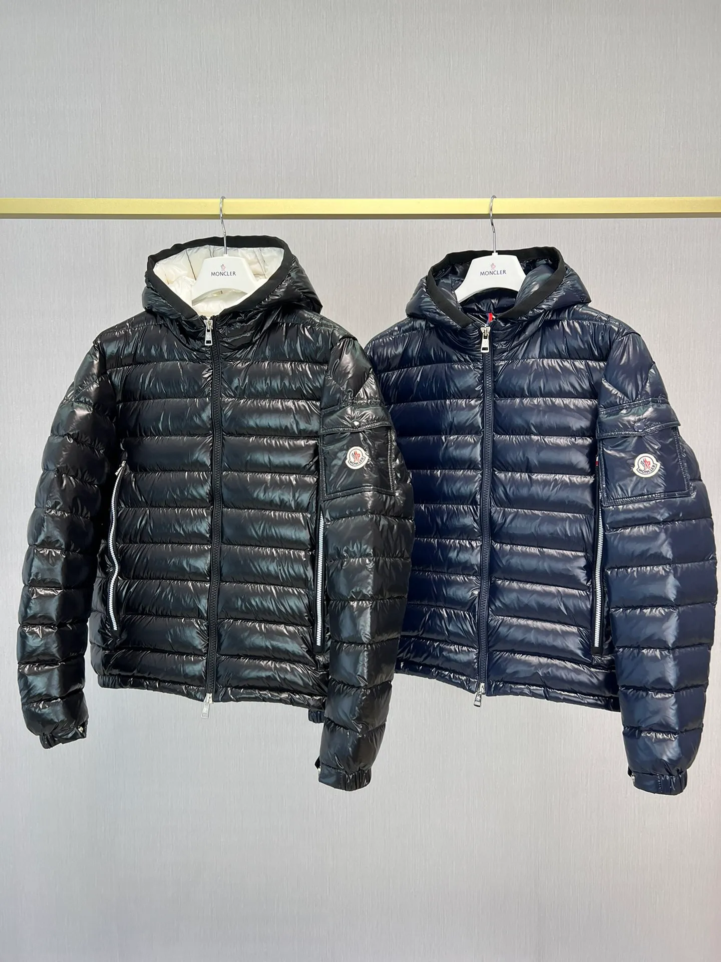 P840 latest counter updated simultaneously! Galion hooded down jacket with straight cut and square quilted down jacket ⭕️⭕️⭕️⭕️⭕️⭕️ The latest fashionable mask Liu Haoran's same jacket fabric is imported from South Korea🇰🇷, waterproof, windproof and lightweight🐮‼ ️, so the fabric will be as soft as expected🤓🤓The sleeves are equipped with iconic Moncler logo zippers👏🏼, the hat is not removable🧢, it feels very handsome~, echoing the brand's DNA‼ ️. The classic regular fit is warm and comfortable. ��️☺️The cold protection index is minus 15-25℃🥶It is enough to wear in the winter of minus 20℃ in Toronto! ! ! A lightweight and comfortable style that makes people really comfortable! Provide you with the best protection in cold weather. 🥳 Color: black. Blue Size: 12345