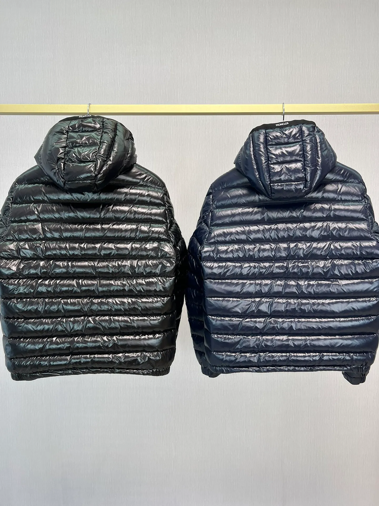 P840 latest counter updated simultaneously! Galion hooded down jacket with straight cut and square quilted down jacket ⭕️⭕️⭕️⭕️⭕️⭕️ The latest fashionable mask Liu Haoran's same jacket fabric is imported from South Korea🇰🇷, waterproof, windproof and lightweight🐮‼ ️, so the fabric will be as soft as expected🤓🤓The sleeves are equipped with iconic Moncler logo zippers👏🏼, the hat is not removable🧢, it feels very handsome~, echoing the brand's DNA‼ ️. The classic regular fit is warm and comfortable. ��️☺️The cold protection index is minus 15-25℃🥶It is enough to wear in the winter of minus 20℃ in Toronto! ! ! A lightweight and comfortable style that makes people really comfortable! Provide you with the best protection in cold weather. 🥳 Color: black. Blue Size: 12345