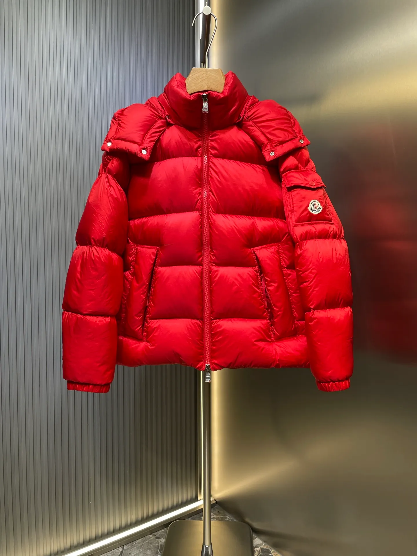 P1120 moncler 🌟 Down jacket Montbeliard down is made of iconic lon laqué fabric, showing a gorgeous luster effect. Equipped with a removable hood, it can easily adapt to changing weather. The sleeve pockets inspired by Moner Maya are embellished to highlight the essence of the brand. High quality version of ribbon Maya with NFC chip shipped with dust bag color: black size: 12345