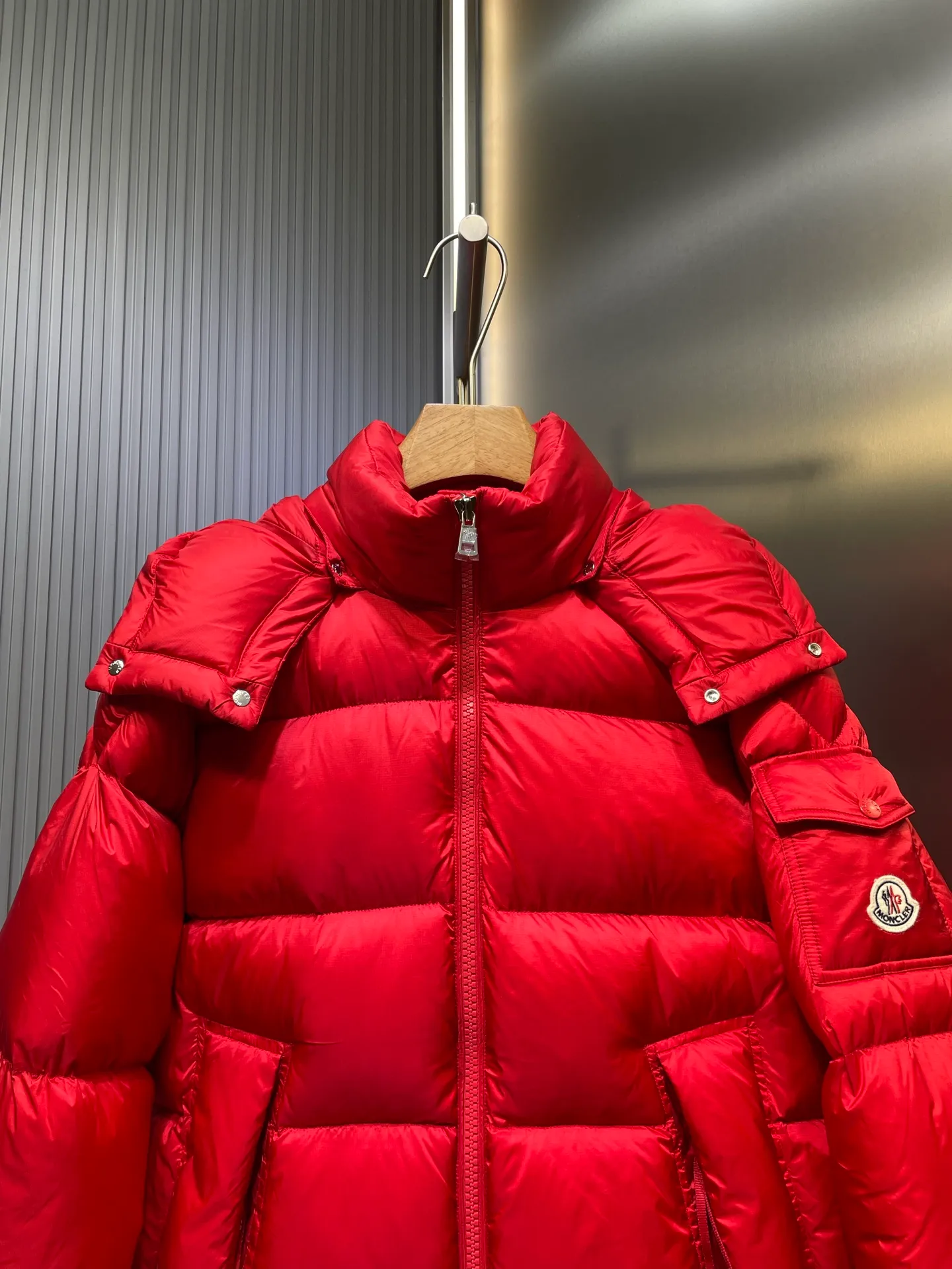 P1120 moncler 🌟 Down jacket Montbeliard down is made of iconic lon laqué fabric, showing a gorgeous luster effect. Equipped with a removable hood, it can easily adapt to changing weather. The sleeve pockets inspired by Moner Maya are embellished to highlight the essence of the brand. High quality version of ribbon Maya with NFC chip shipped with dust bag color: black size: 12345