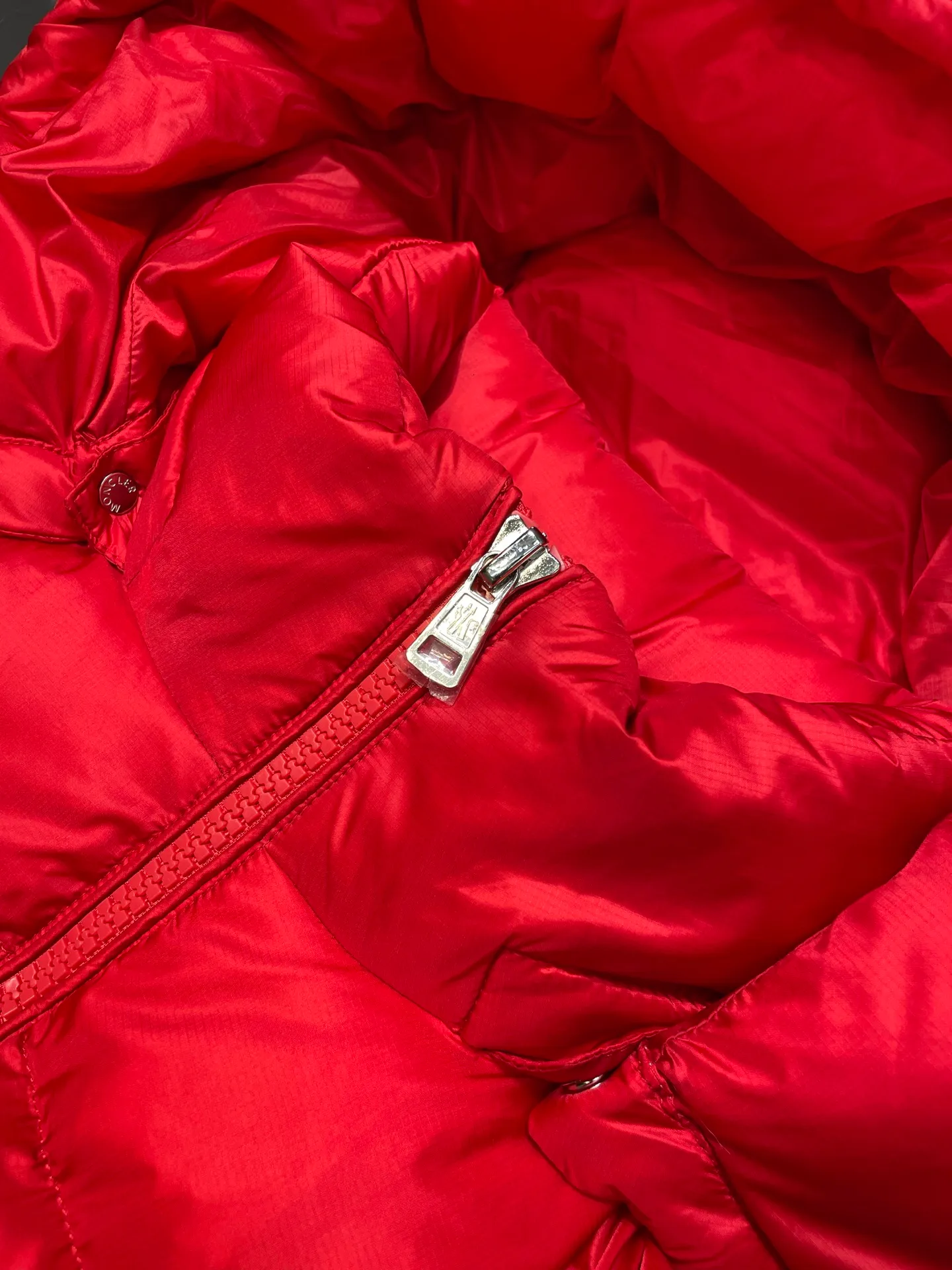 P1120 moncler 🌟 Down jacket Montbeliard down is made of iconic lon laqué fabric, showing a gorgeous luster effect. Equipped with a removable hood, it can easily adapt to changing weather. The sleeve pockets inspired by Moner Maya are embellished to highlight the essence of the brand. High quality version of ribbon Maya with NFC chip shipped with dust bag color: black size: 12345
