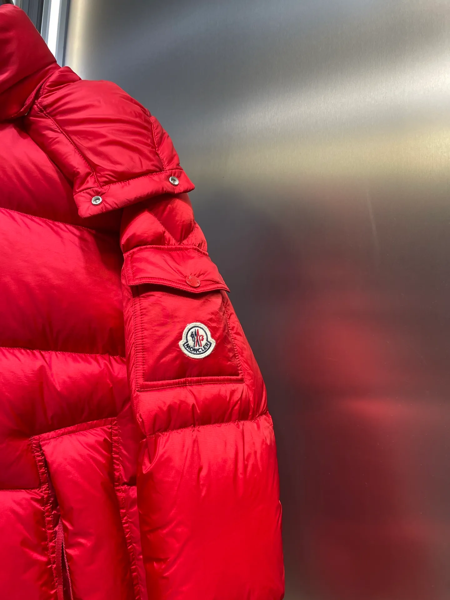 P1120 moncler 🌟 Down jacket Montbeliard down is made of iconic lon laqué fabric, showing a gorgeous luster effect. Equipped with a removable hood, it can easily adapt to changing weather. The sleeve pockets inspired by Moner Maya are embellished to highlight the essence of the brand. High quality version of ribbon Maya with NFC chip shipped with dust bag color: black size: 12345