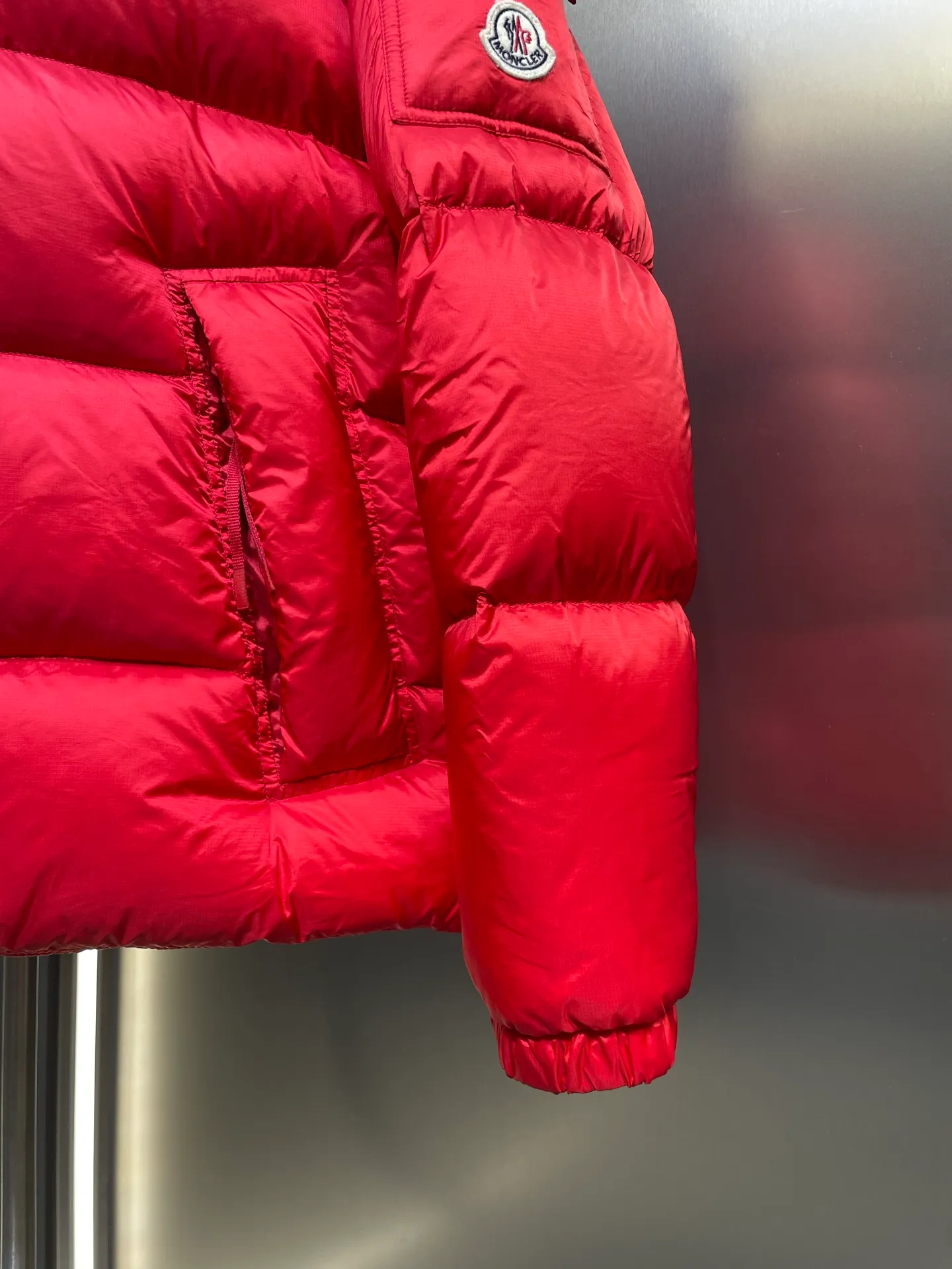 P1120 moncler 🌟 Down jacket Montbeliard down is made of iconic lon laqué fabric, showing a gorgeous luster effect. Equipped with a removable hood, it can easily adapt to changing weather. The sleeve pockets inspired by Moner Maya are embellished to highlight the essence of the brand. High quality version of ribbon Maya with NFC chip shipped with dust bag color: black size: 12345