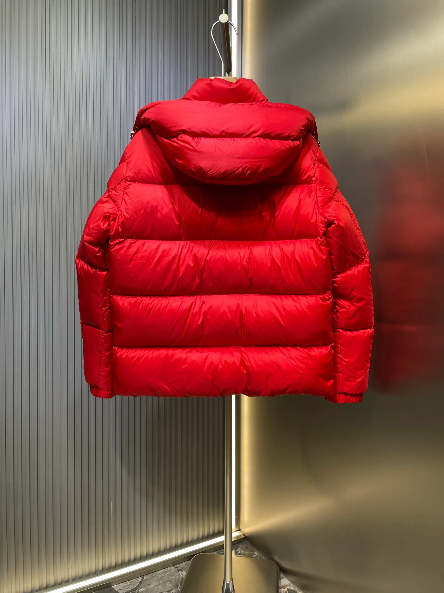 P1120 moncler 🌟 Down jacket Montbeliard down is made of iconic lon laqué fabric, showing a gorgeous luster effect. Equipped with a removable hood, it can easily adapt to changing weather. The sleeve pockets inspired by Moner Maya are embellished to highlight the essence of the brand. High quality version of ribbon Maya with NFC chip shipped with dust bag color: black size: 12345