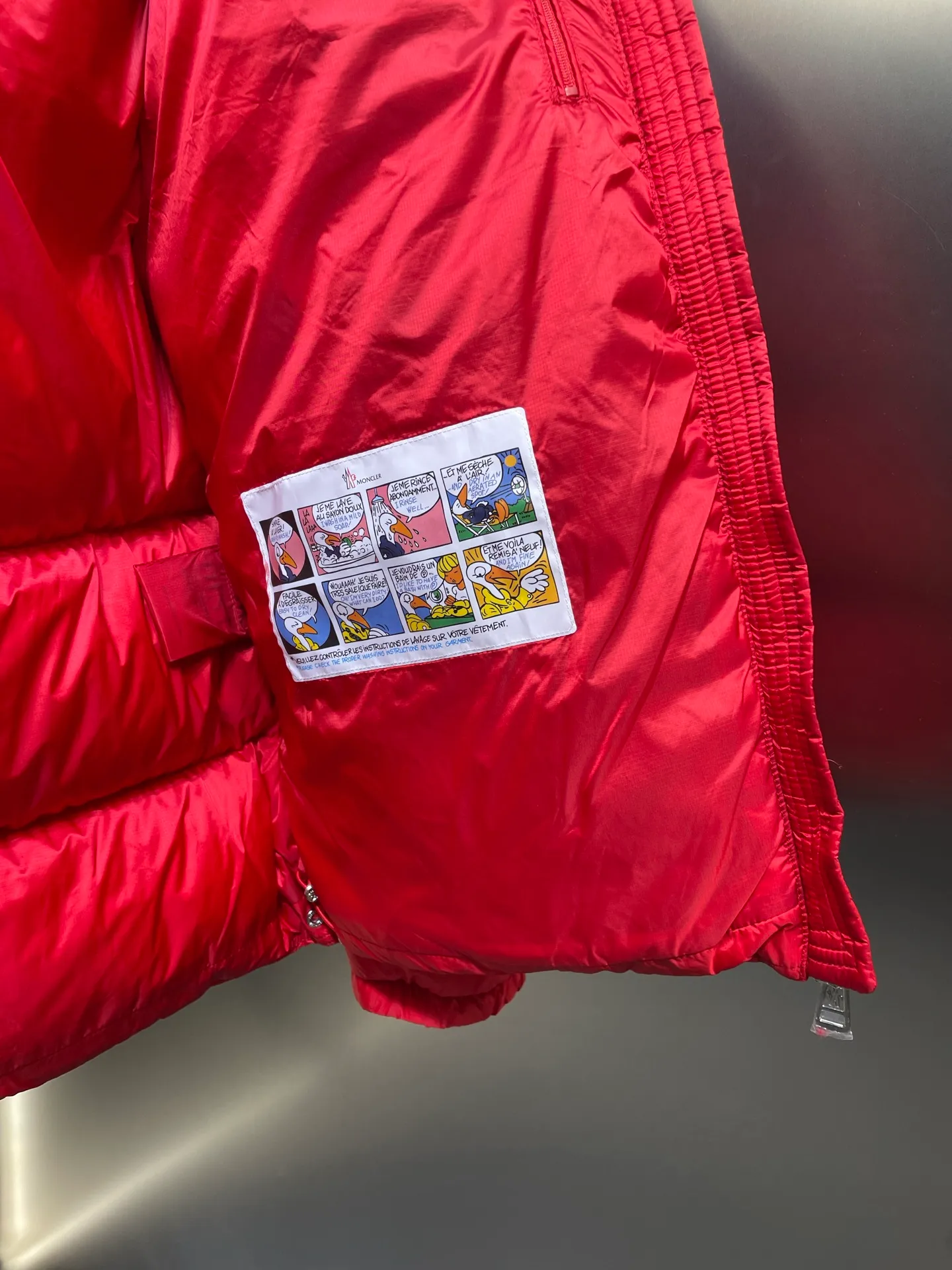P1120 moncler 🌟 Down jacket Montbeliard down is made of iconic lon laqué fabric, showing a gorgeous luster effect. Equipped with a removable hood, it can easily adapt to changing weather. The sleeve pockets inspired by Moner Maya are embellished to highlight the essence of the brand. High quality version of ribbon Maya with NFC chip shipped with dust bag color: black size: 12345