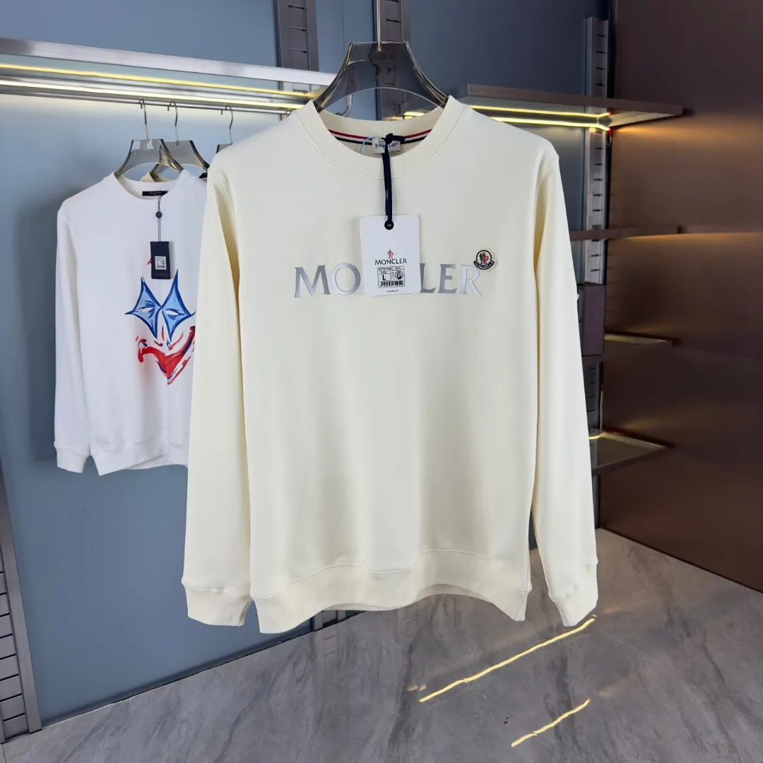 P210 version sweatshirt) 📦With exclusive packaging📦 [Long-term ready stock] Upgraded version "Mobile phone smart sensor~NFC chip armband~direct to the official website for anti-counterfeiting" 〖 𝐌𝐎𝐍𝐂𝐋𝐄𝐑~Mouggou〗 2025 new high quality, using 450 grams of heavyweight fabric Different from the market currency, you can mix and match everything at will and you will be handsome😎The whole clothes is made of double waistcoats. The double waistcoats make the whole dress more three-dimensional. It is not an ordinary factory that can do such fine work. 2025 autumn and winter new style, on sale at the counter, exquisite printed round neck terry sweatshirt. High-end double-ply cotton. Customized stretch ribs are dyed in the same vat. Three standards are complete. It is matched with digital printing patterns and is very breathable. Same style for men and women. Color: black, white, apricot. Size: S M L XL 2XL