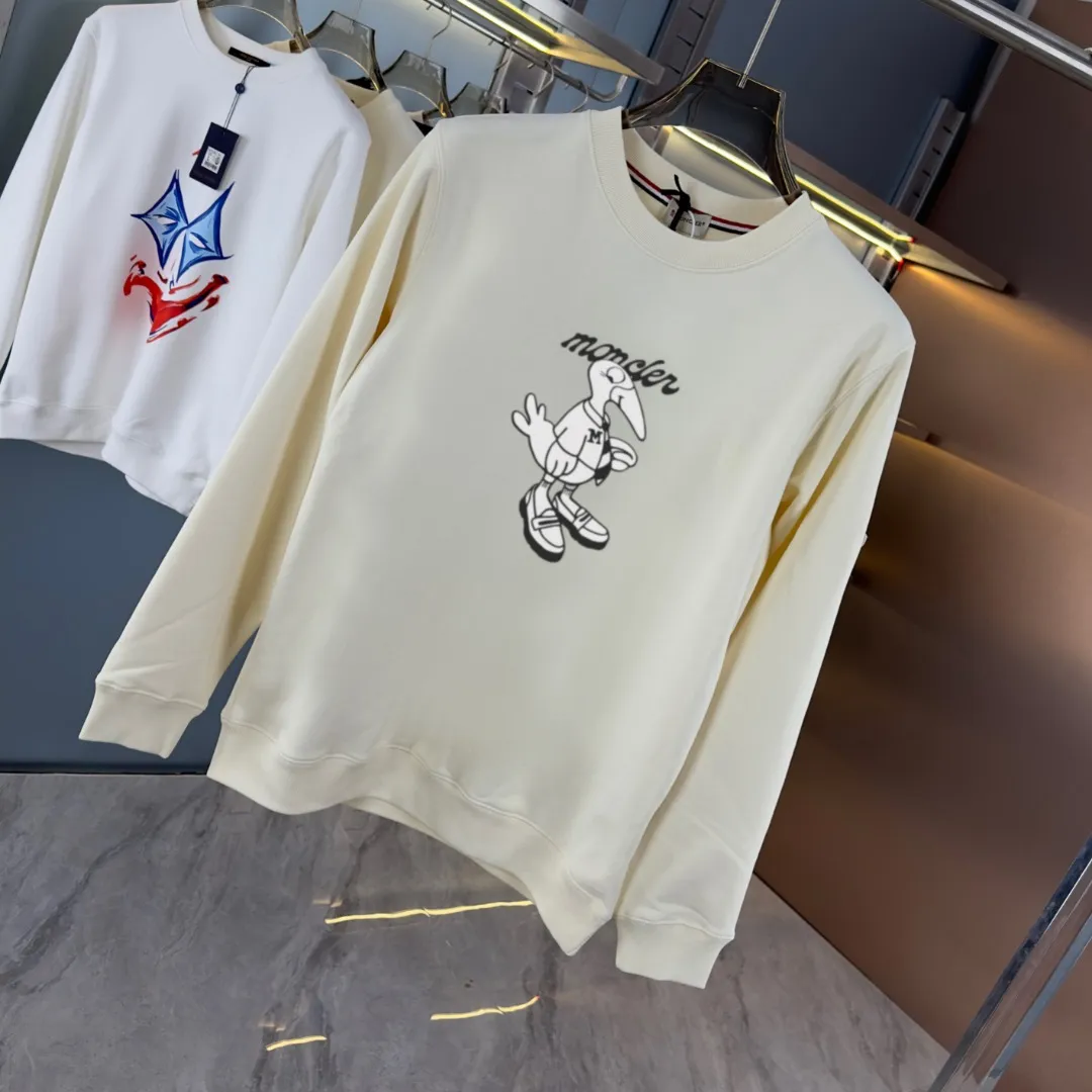P210 version sweatshirt) 📦With exclusive packaging📦 [Long-term ready stock] Upgraded version "Mobile phone smart sensor~NFC chip armband~direct to the official website for anti-counterfeiting" 〖 𝐌𝐎𝐍𝐂𝐋𝐄𝐑~Mouggou〗 2025 new high quality, using 450 grams of heavyweight fabric Different from the market currency, you can mix and match everything at will and you will be handsome😎The whole clothes is made of double waistcoats. The double waistcoats make the whole dress more three-dimensional. It is not an ordinary factory that can do such fine work. 2025 autumn and winter new style, on sale at the counter, exquisite printed round neck terry sweatshirt. High-end double-ply cotton. Customized stretch ribs are dyed in the same vat. Three standards are complete. It is matched with digital printing patterns and is very breathable. Same style for men and women. Color: black, white, apricot. Size: S M L XL 2XL