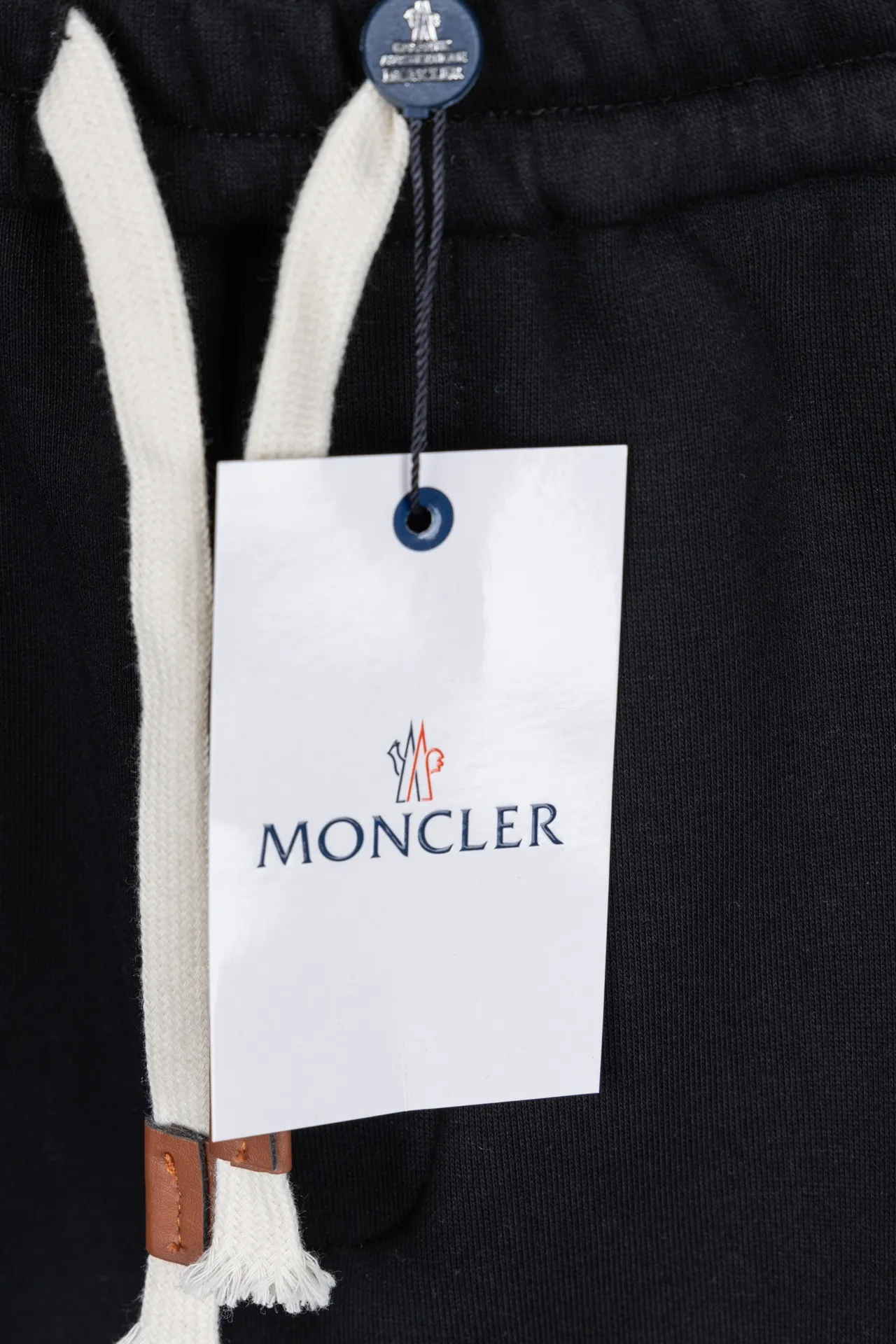 P220 Model number Restore the consistent waistline and use the domestic double-needle machine to modify the honing thread! The seemingly simple style has so many little details! Foot 22 thread professional size S-XL