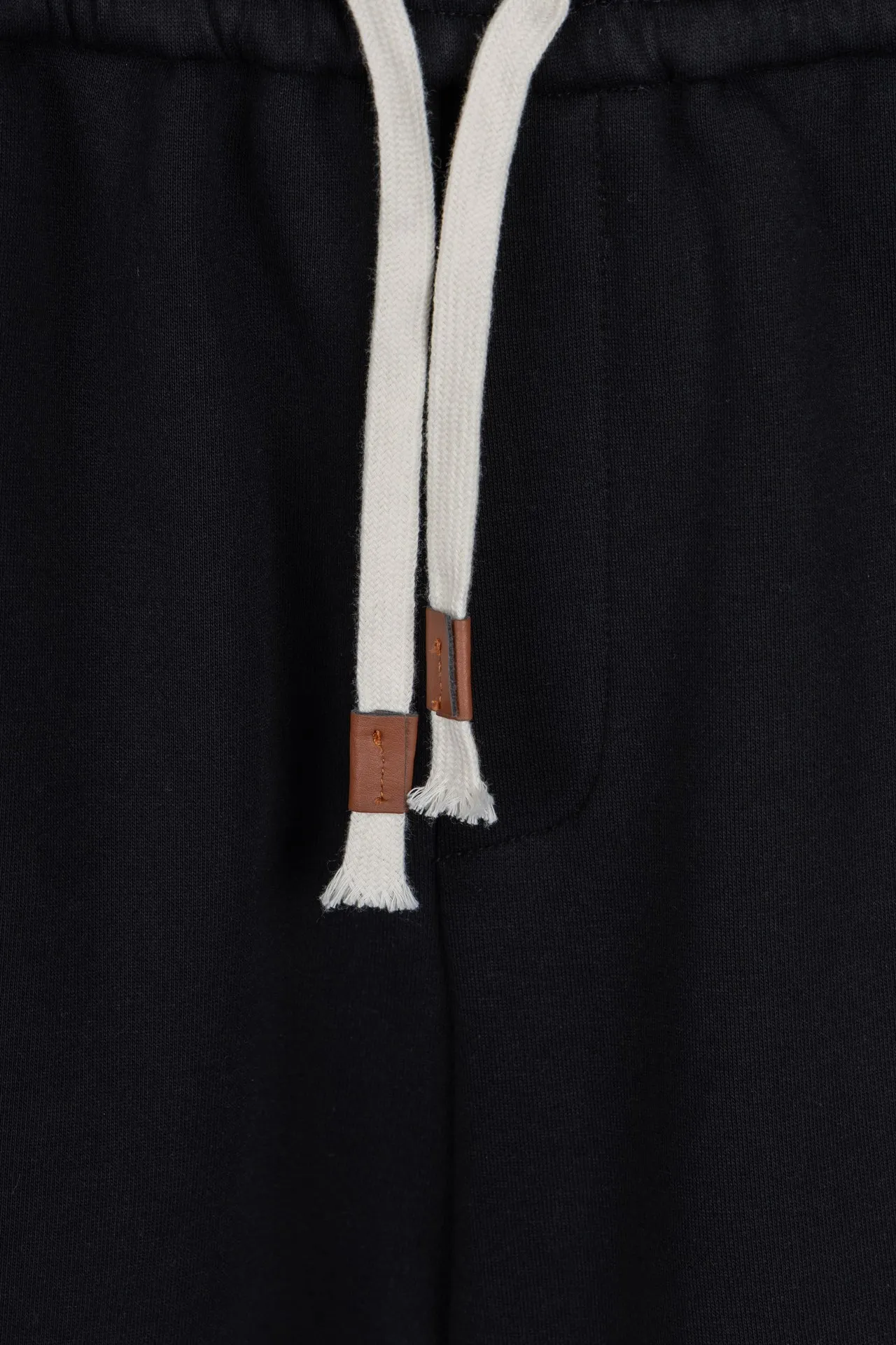 P220 Model number Restore the consistent waistline and use the domestic double-needle machine to modify the honing thread! The seemingly simple style has so many little details! Foot 22 thread professional size S-XL
