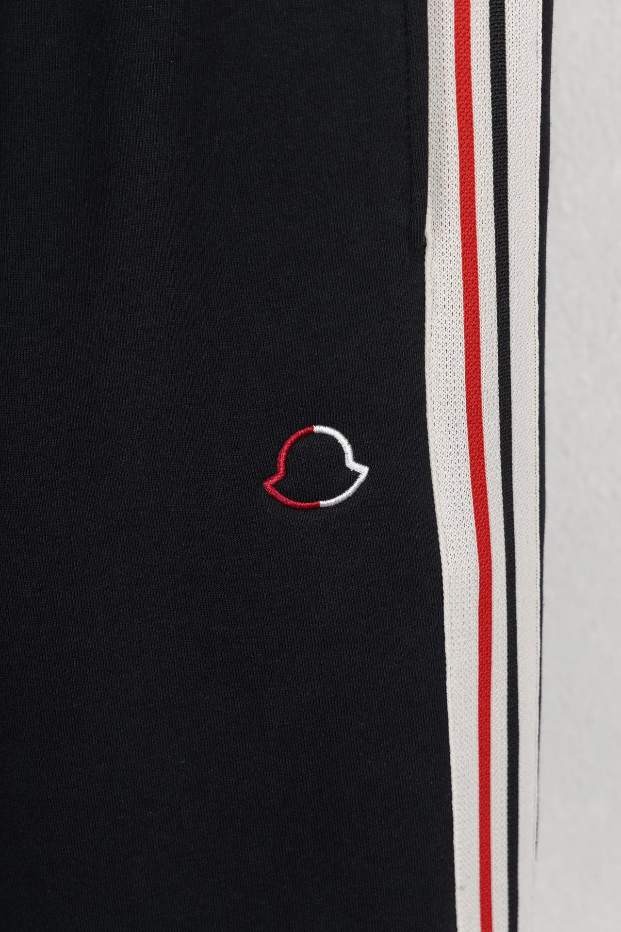 P220 Model number Restore the consistent waistline and use the domestic double-needle machine to modify the honing thread! The seemingly simple style has so many little details! Foot 22 thread professional size S-XL