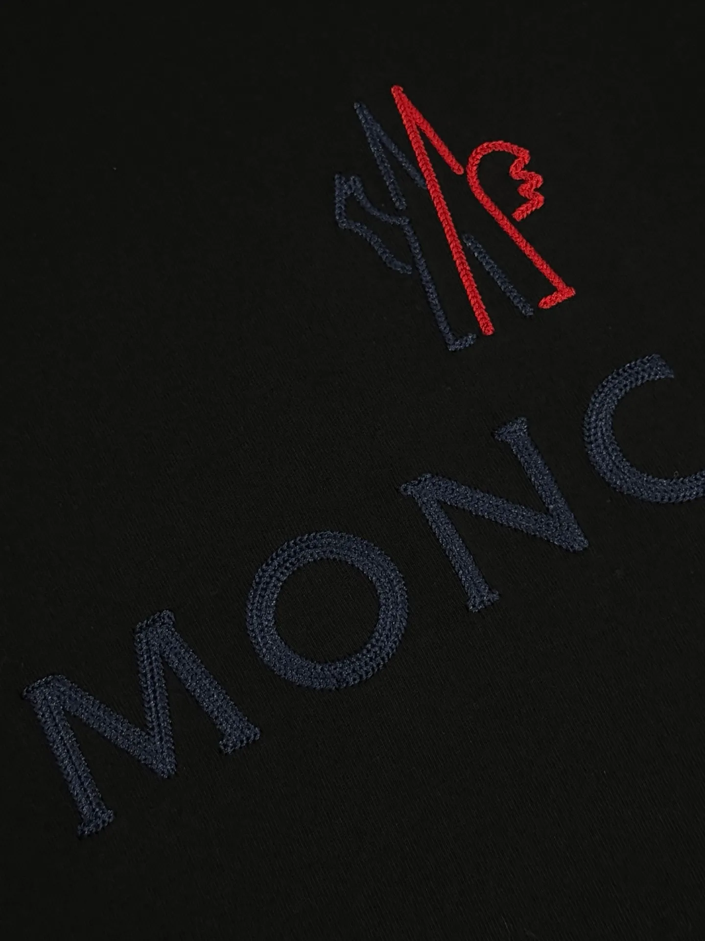 P160 [High Quality] Moncler ss25 spring and summer new model debuts the latest short-sleeved round neck T-shirt, high-end custom design, avant-garde and fashionable! The brand logo is embroidered on the front and back with heavy craftsmanship. High-end customized 32-count 280g fabric. Soft to the touch. Comfortable to wear. Exquisite stitching. Fine workmanship. The upper body effect is incomparably handsome! A must-have item for a stylish man! Color: black, white Size: S to xL