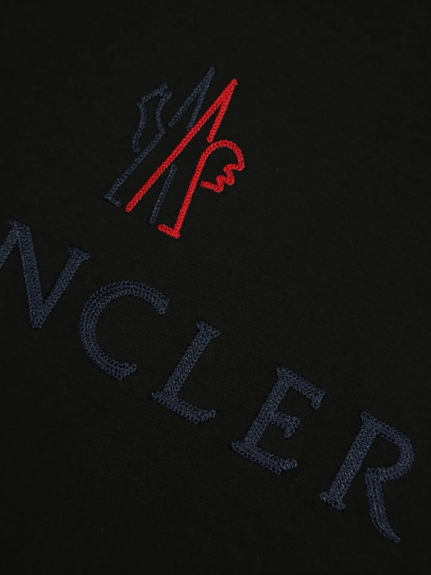 P160 [High Quality] Moncler ss25 spring and summer new model debuts the latest short-sleeved round neck T-shirt, high-end custom design, avant-garde and fashionable! The brand logo is embroidered on the front and back with heavy craftsmanship. High-end customized 32-count 280g fabric. Soft to the touch. Comfortable to wear. Exquisite stitching. Fine workmanship. The upper body effect is incomparably handsome! A must-have item for a stylish man! Color: black, white Size: S to xL